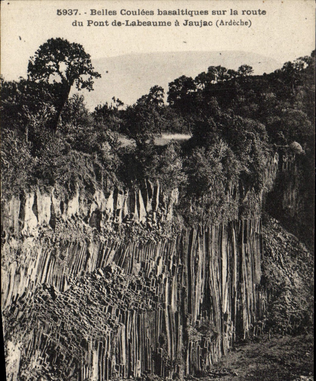 Coulées basaltiques sur la route du Pont-de-Labeaume à Jaujac (Ardèche) — 5937 — Éditions d'Art Margerit-Brémond, Le Puy