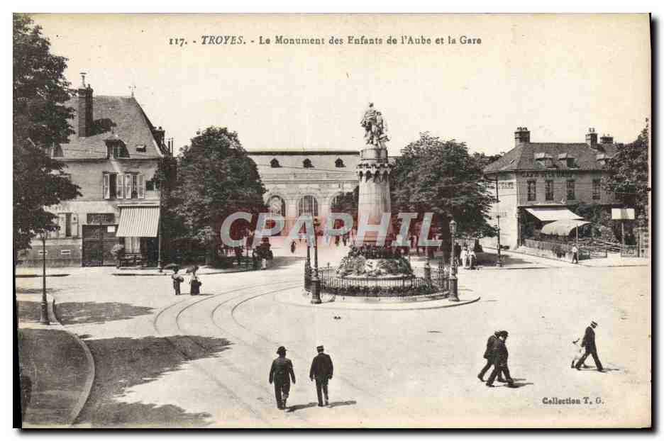 Troyes - Le Monument des Enfants de l'Aube et la Gare