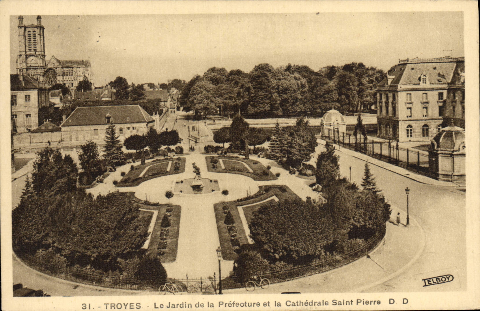 Troyes - Le Jardin de la Préfecture et la Cathédrale Saint Pierre — Éditeur D. Delboy, n° 31