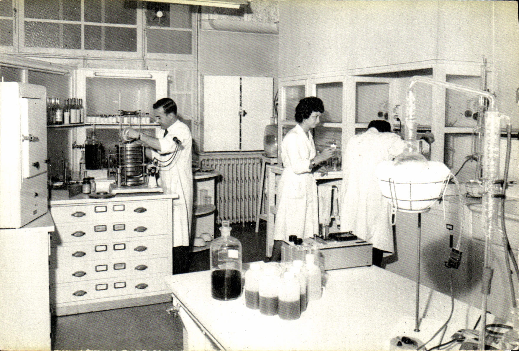 Laboratoire de recherche — Centre d'Études et de Recherches sur les Produits Alimentaires, créé par Ricard à Marseille — IMP. HÉLIO-CACHAN (SEINE)