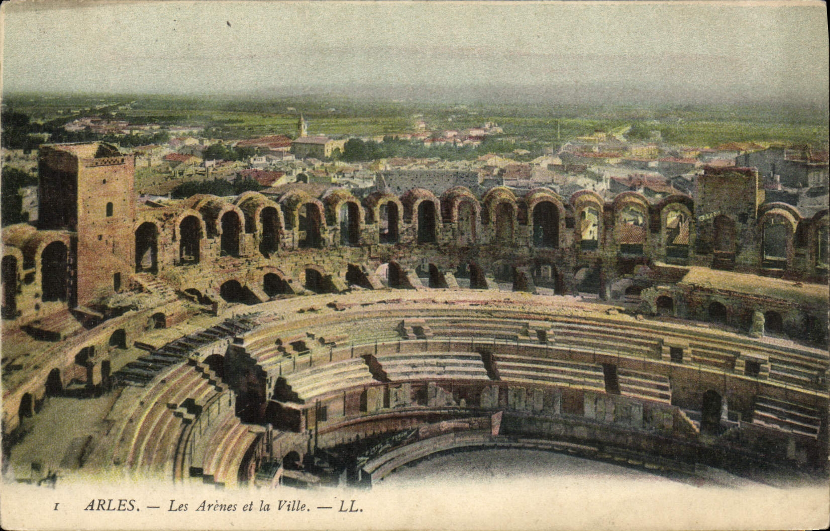 CPA Arles Les Arenes Et La Ville