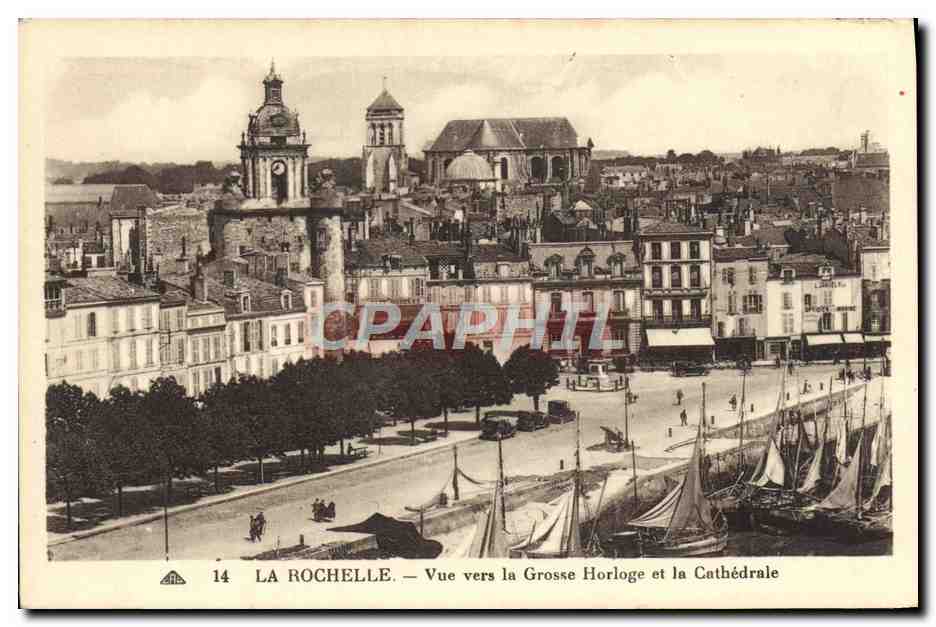 CPA La Rochelle Vue Vers La Grosse Horloge Et La Cathedrale Bateaux