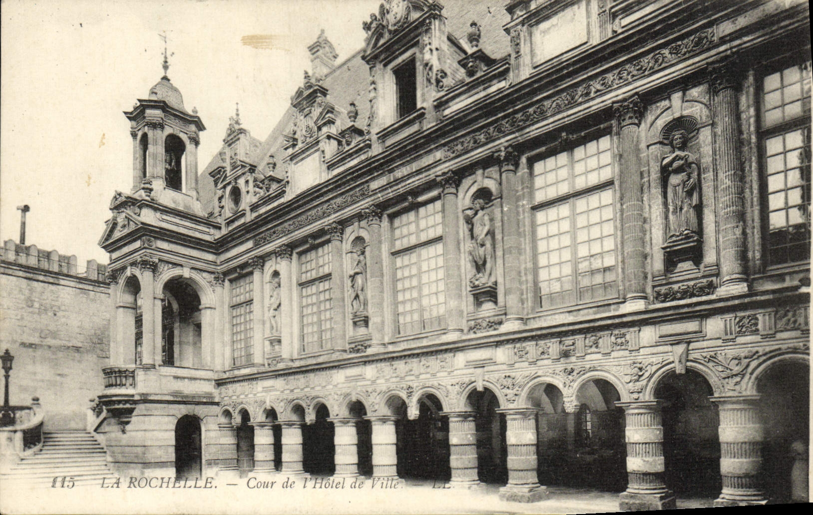 La Rochelle — Cour de l'Hôtel de Ville — éditeur LL, n° 115