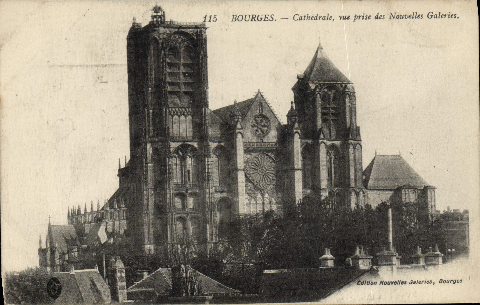 CPA Bourges Cathedrale vue prise des nouvelles galeries