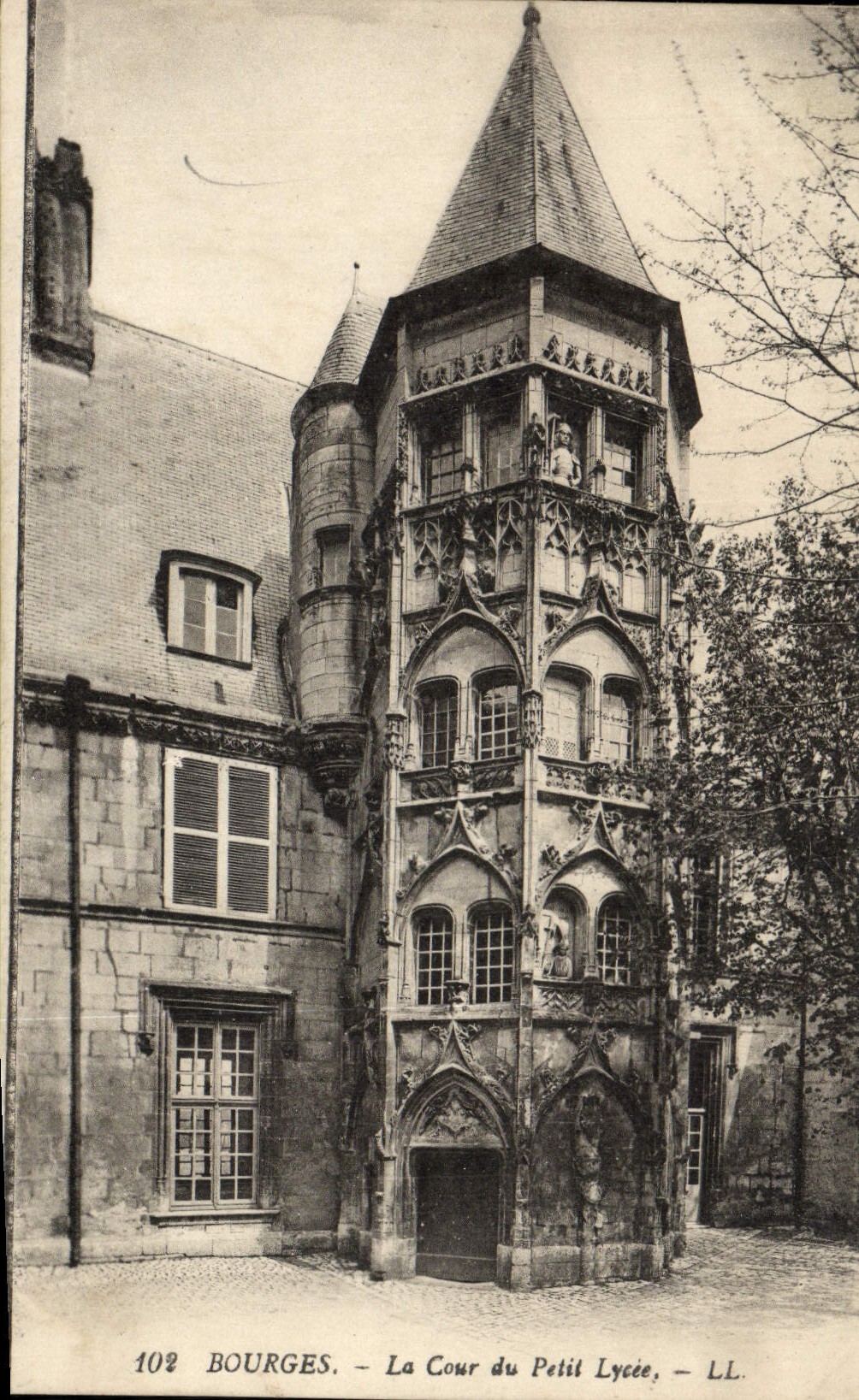 CPA Bourges La Cour du Petit Lycee