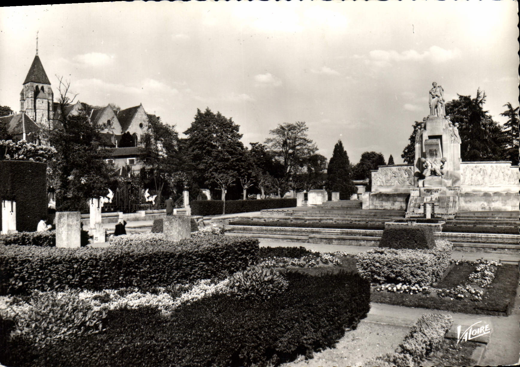 Vierzon (Cher) — L'église Notre-Dame (XIIe-XVe siècles) et le monument aux morts (par Karcher) — Éditions Valoire