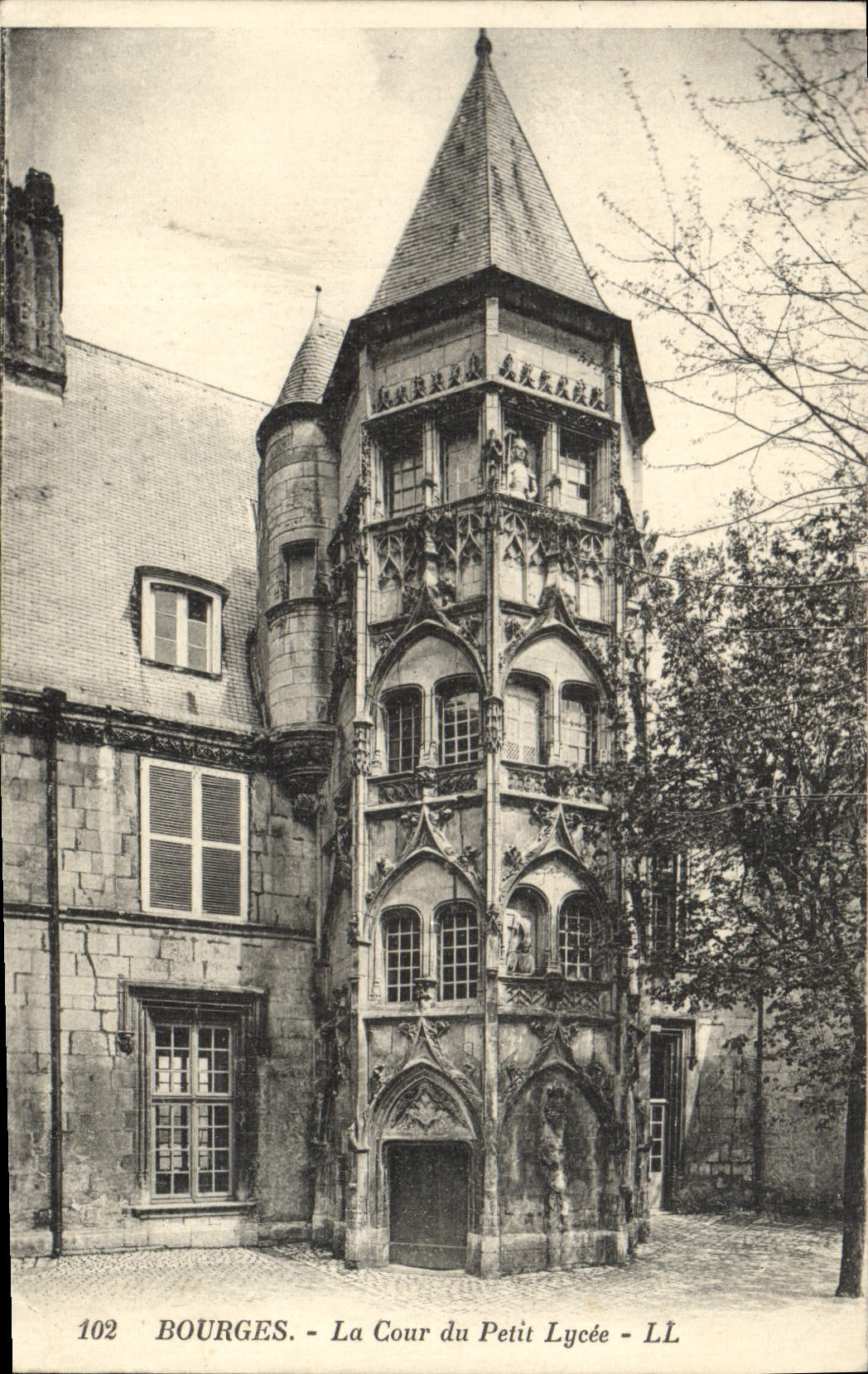 CPA Bourges La Cour du Petit Lycee