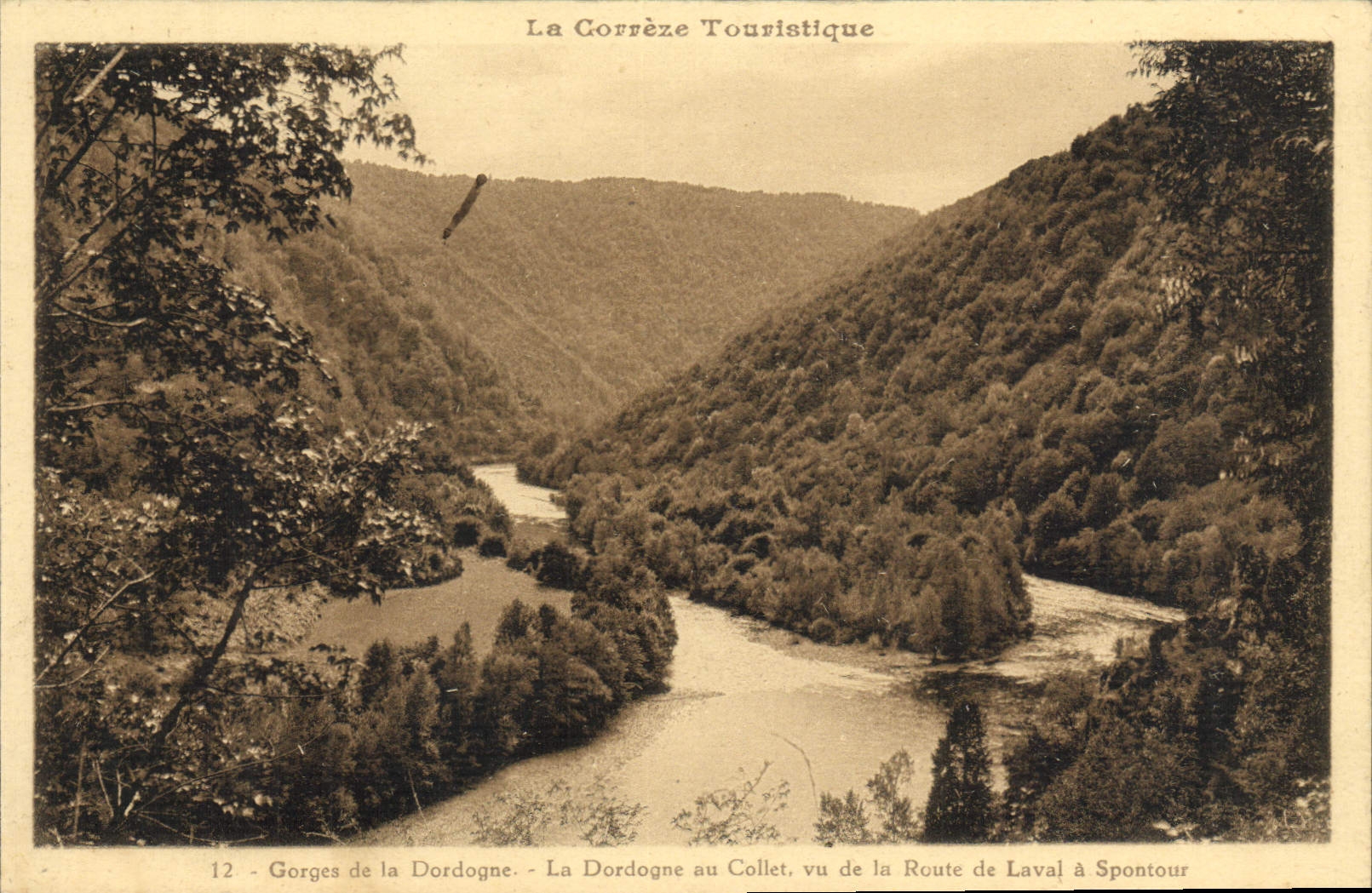 Gorges de la Dordogne — La Dordogne au Collet vu de la Route de Laval à Spontour — La Corrèze Touristique, n°12