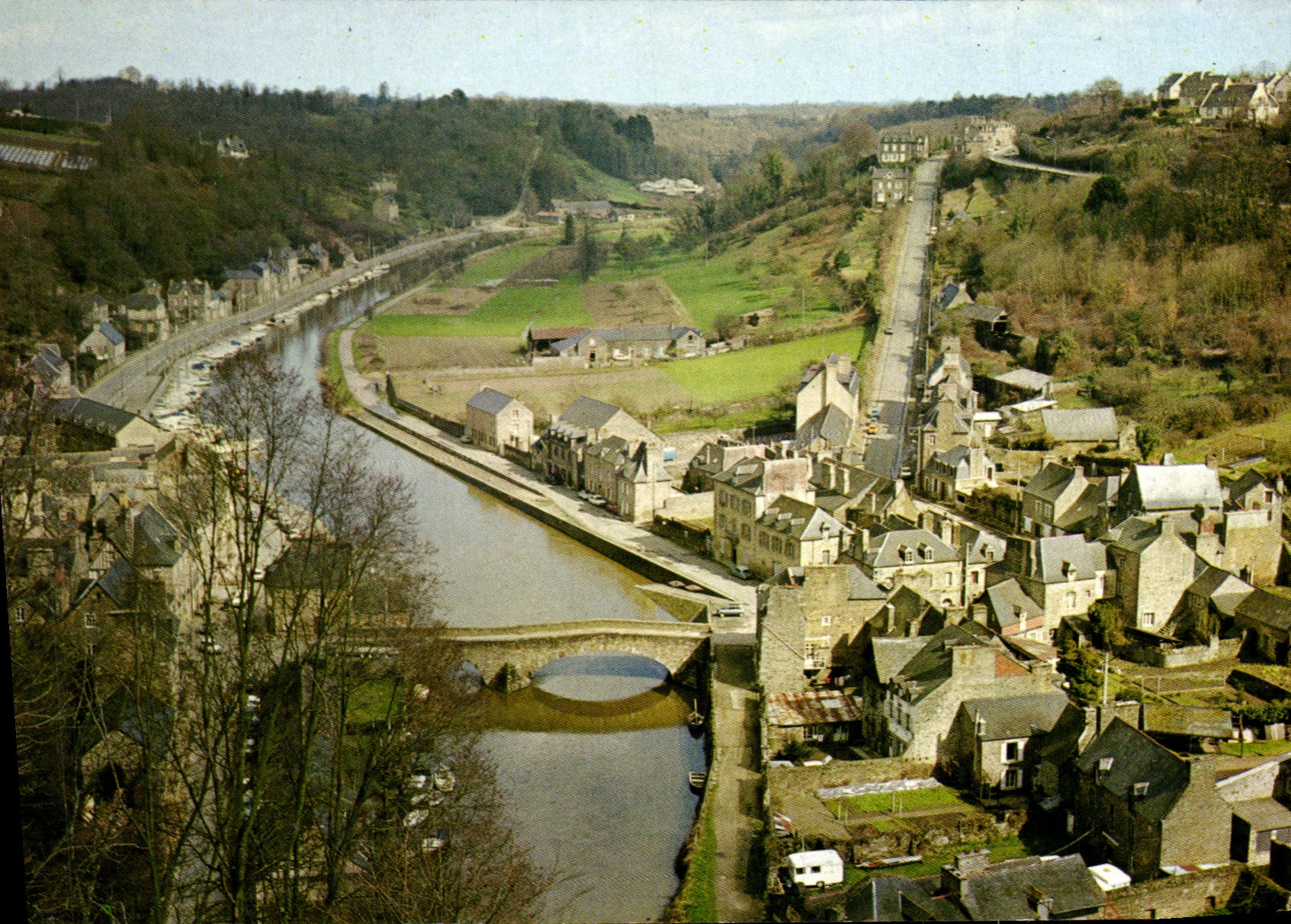 Dinan sur sa crête de remparts — vue des aquets vers la vallée — Éditions Bretonnes Cartier, n° 302