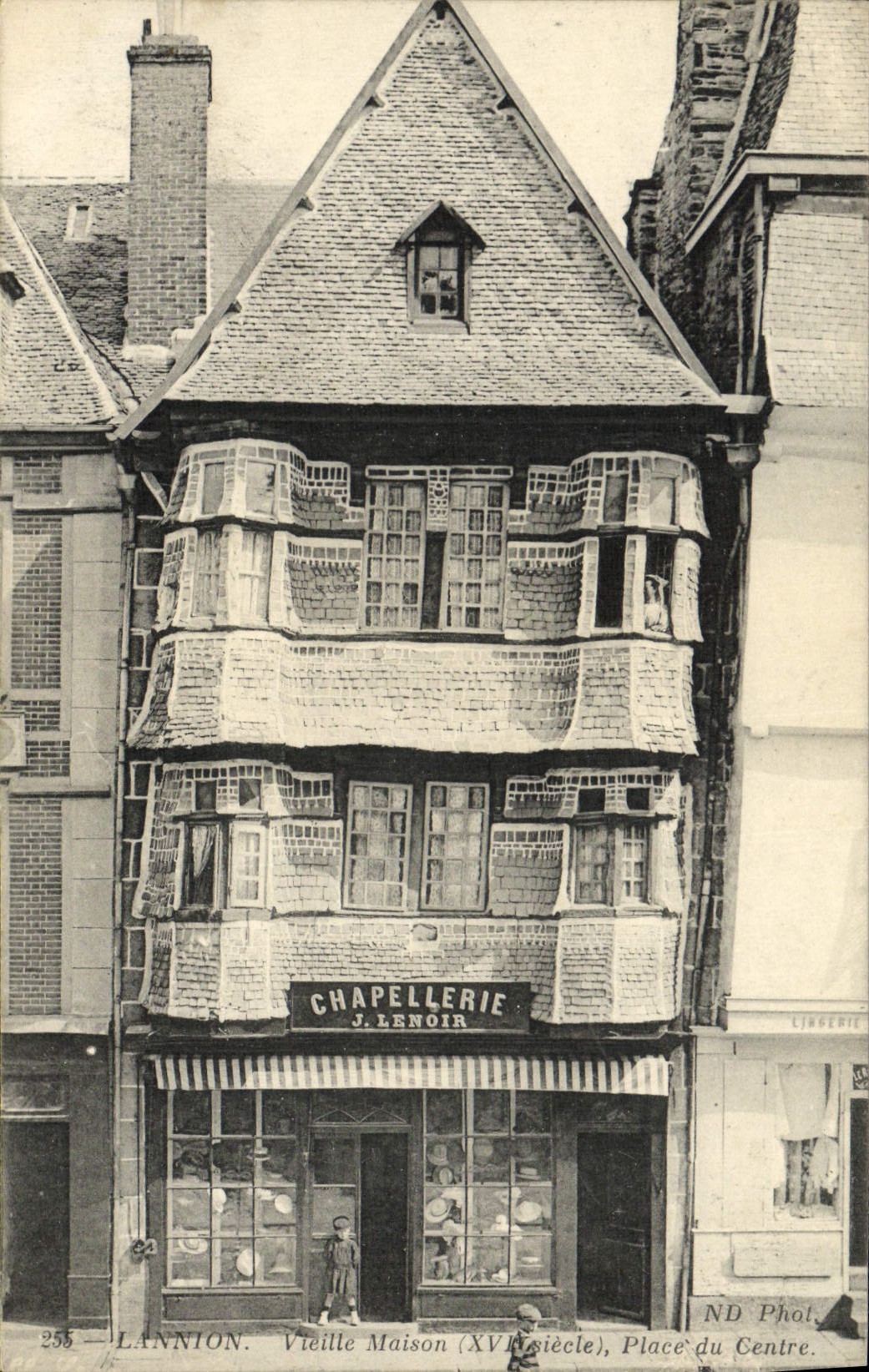 CPA Lannion Vieille Maison Place du Centre Chapellerie 