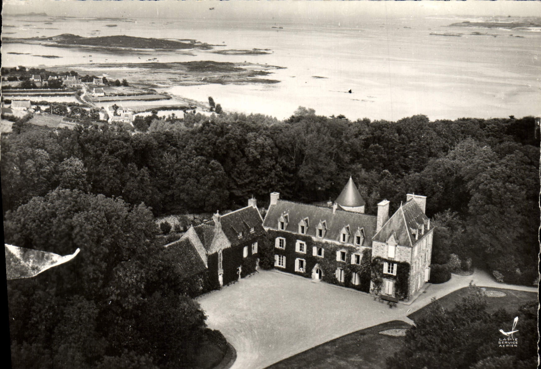 Château de Kergrech et Île Loeven — Plougrescant (C.-du-N.) — Édition Lapie Service Aérien