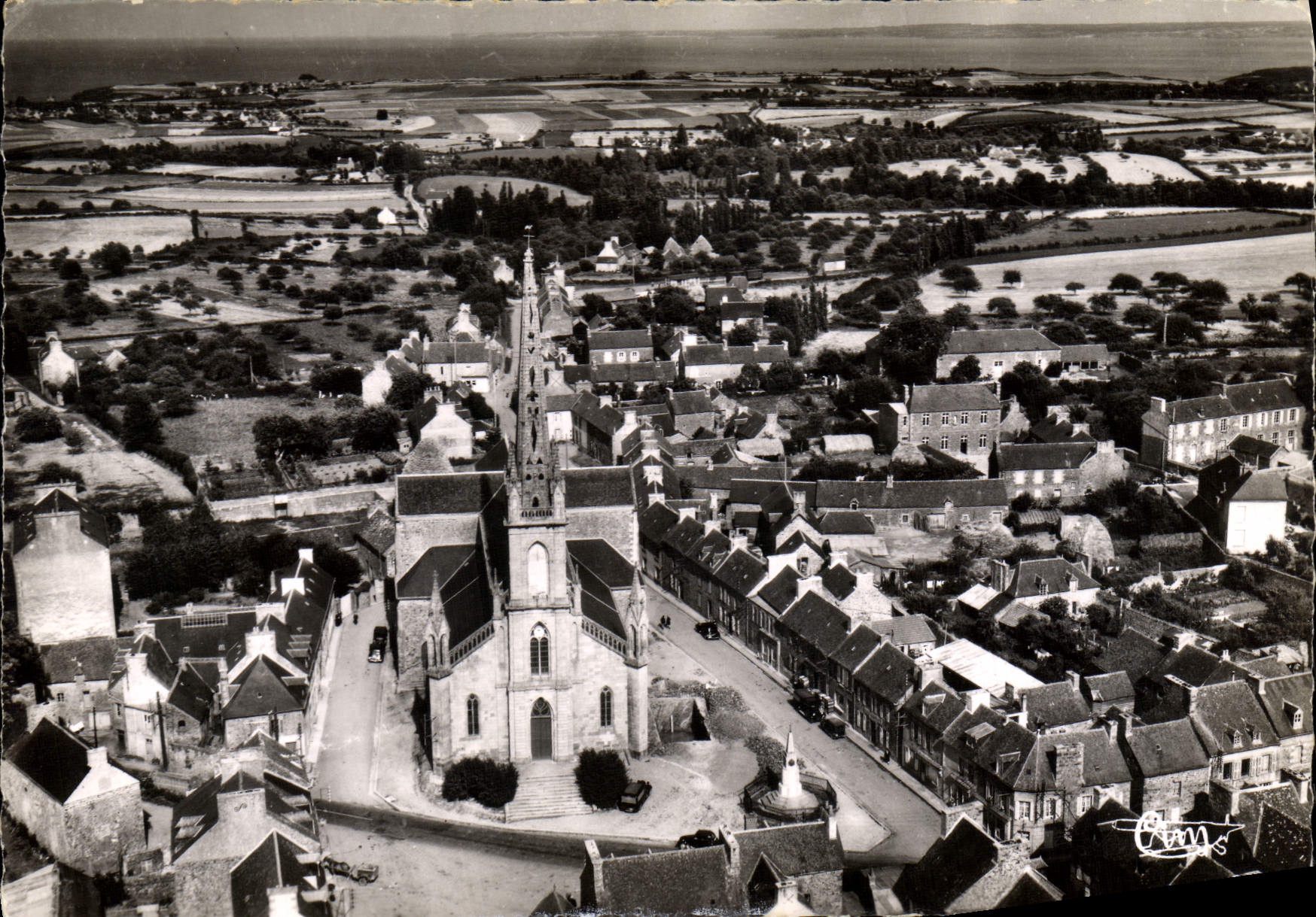 CPM Pordic Vue aerienne A L'Eglise et le Centre