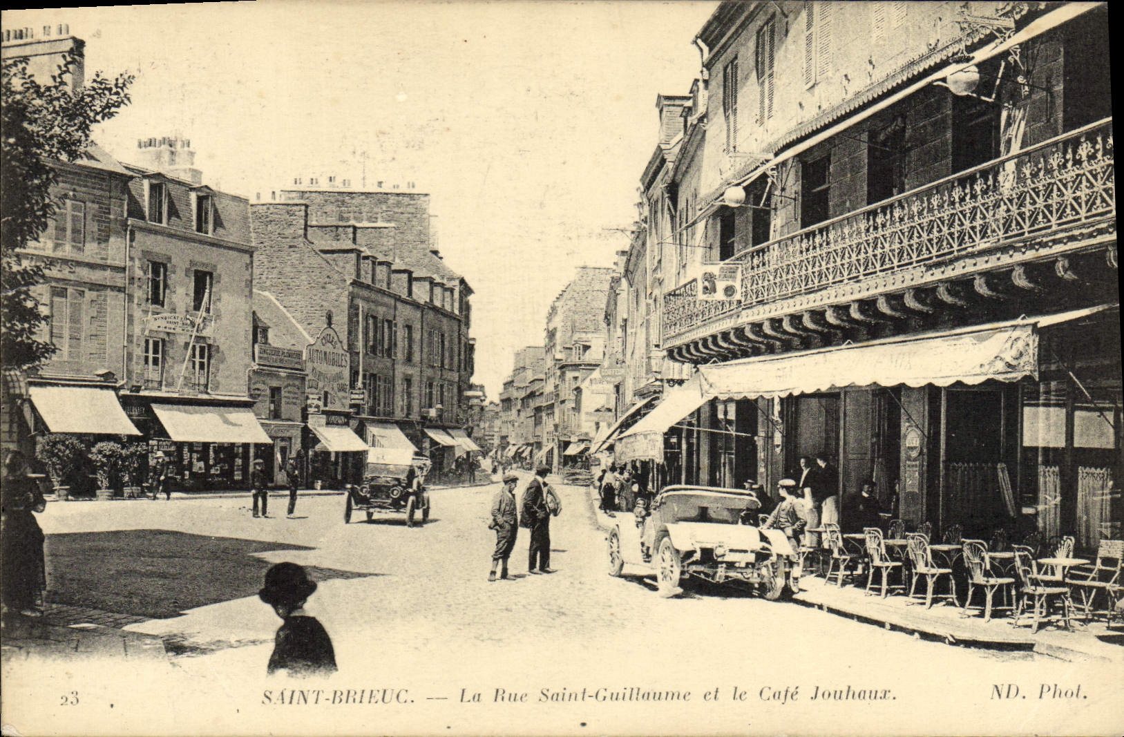 Saint-Brieuc — La Rue Saint-Guillaume et le Café Jouhauax — ND. Phot.