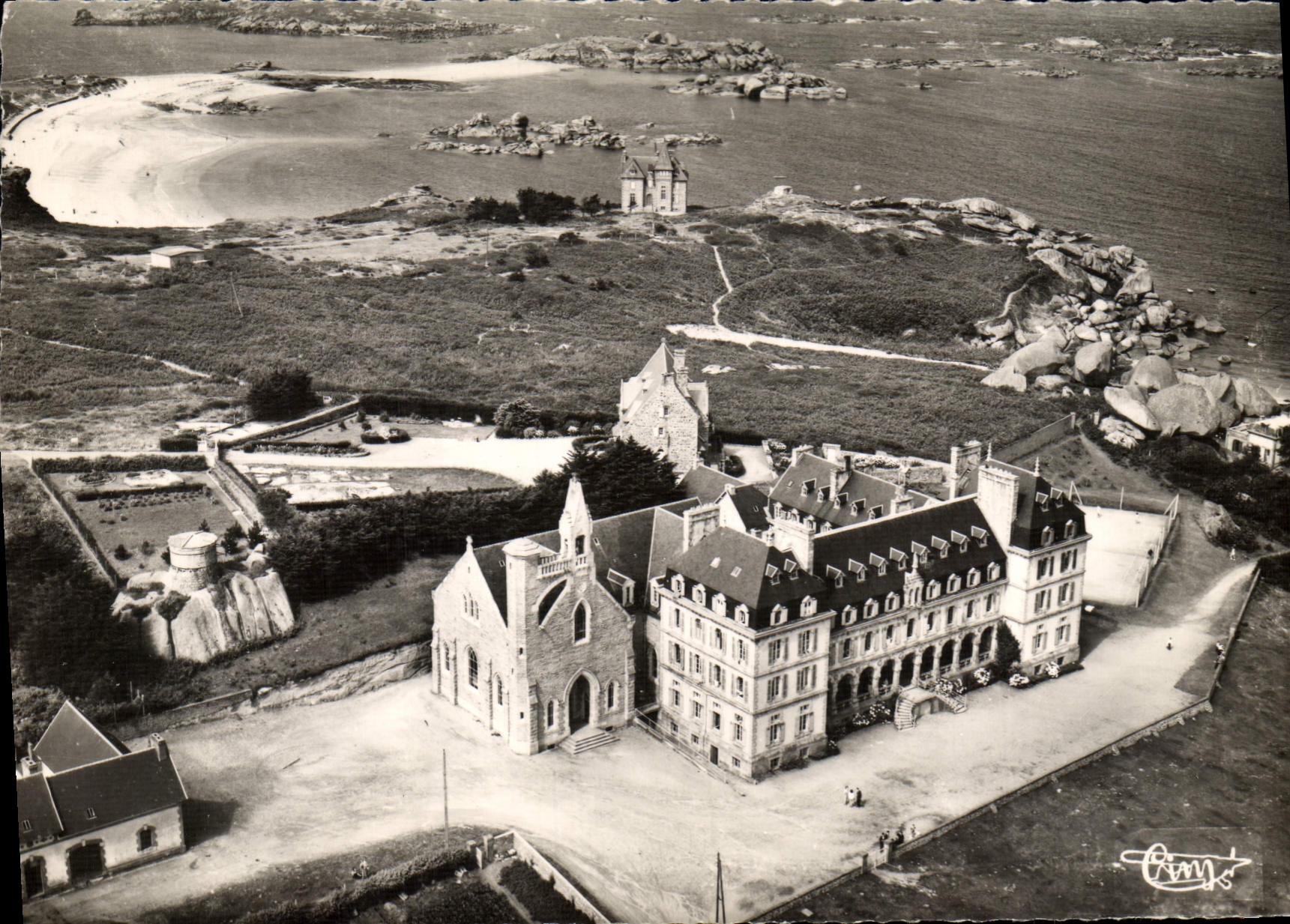 CPM Tregastel Vue Aerienne Le Castel Le Chemin Des Douanniers Et La Greve Blanche