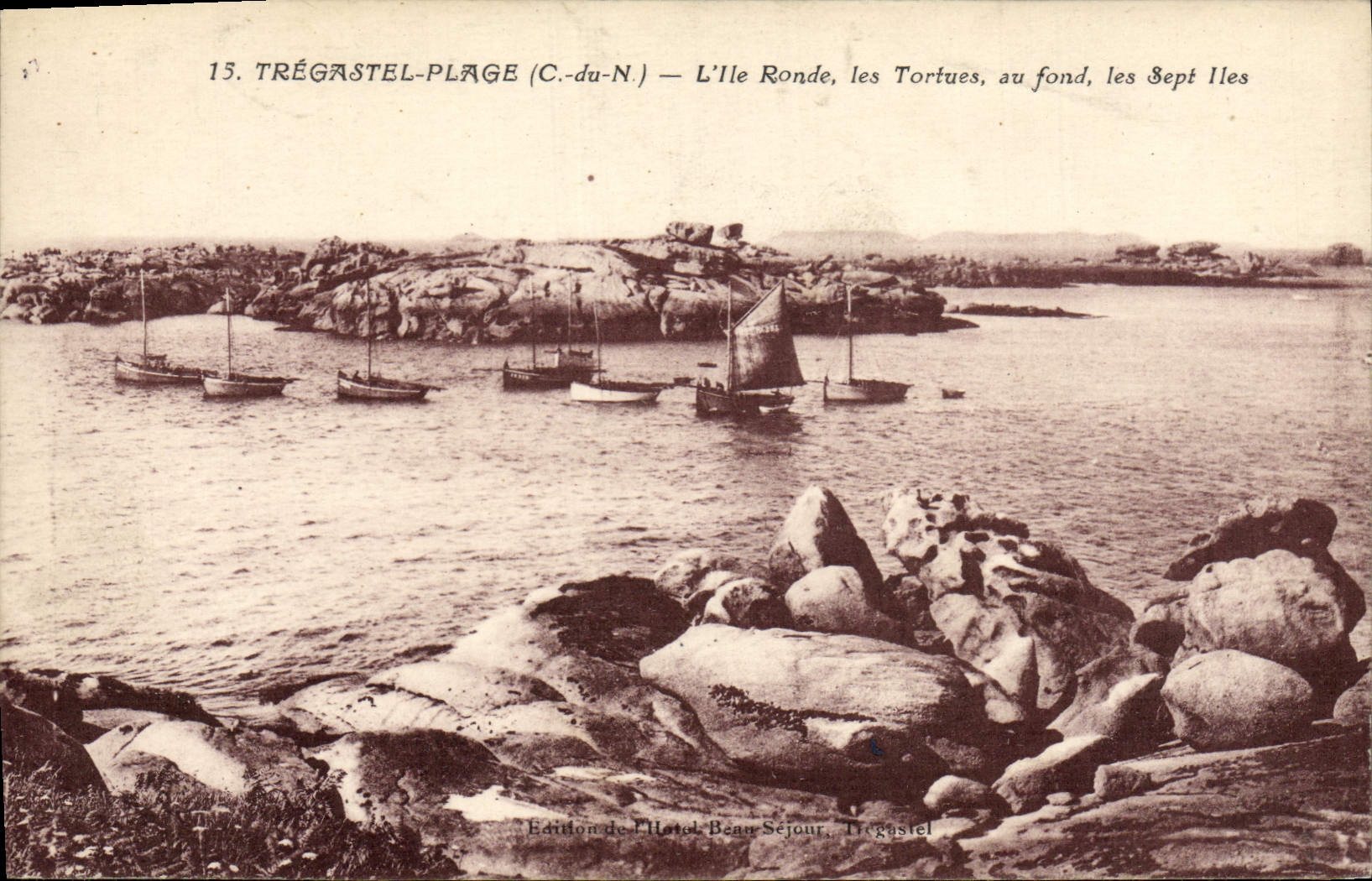 Trégastel-Plage (C.-du-N.) — L'Île Ronde, les Tortues, au fond, les Sept Îles — Édition de l'Hôtel Béar Séjour, Trégastel