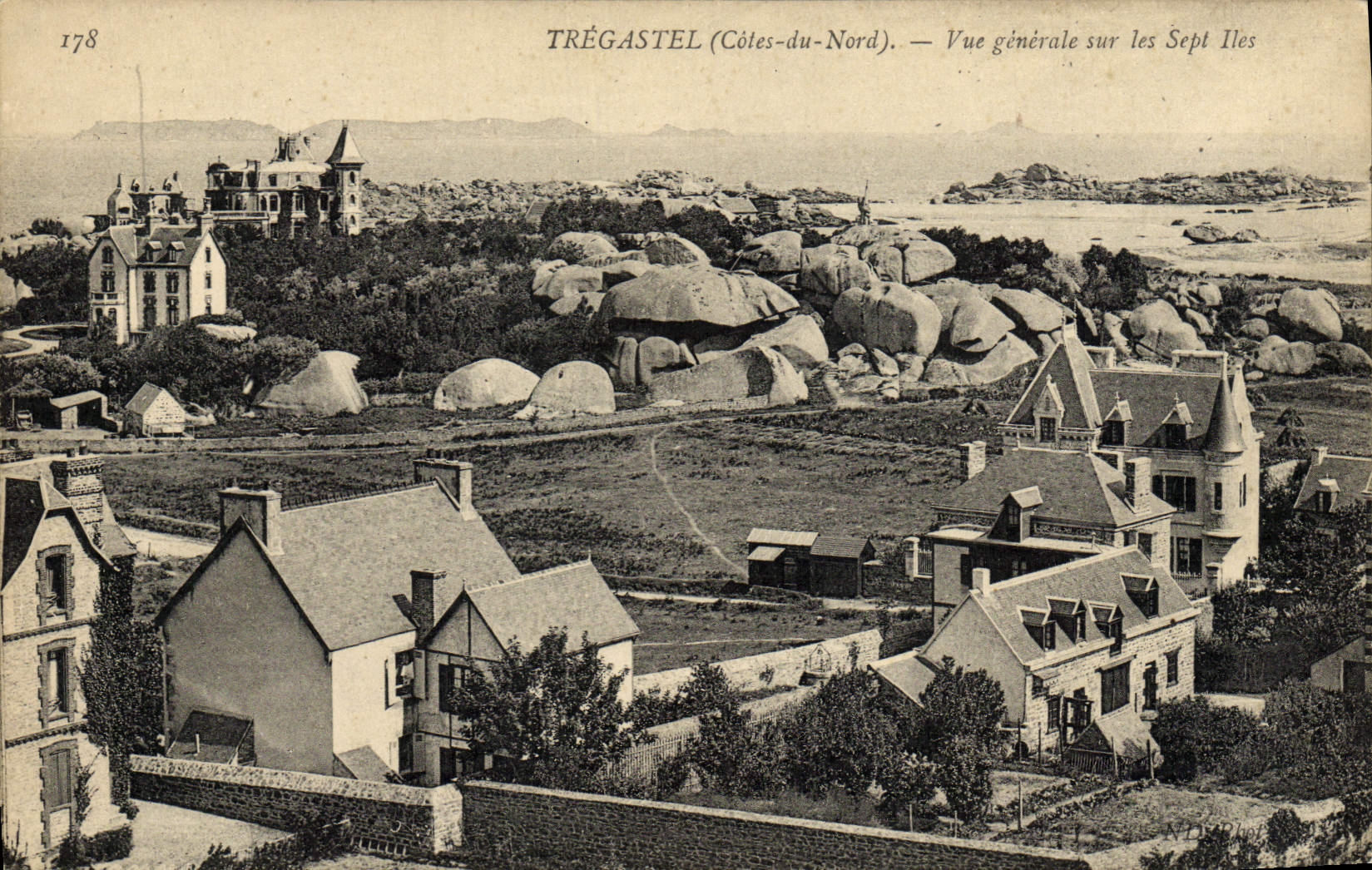 CPA Tregastel Vue Generale Sur Les Sept Iles