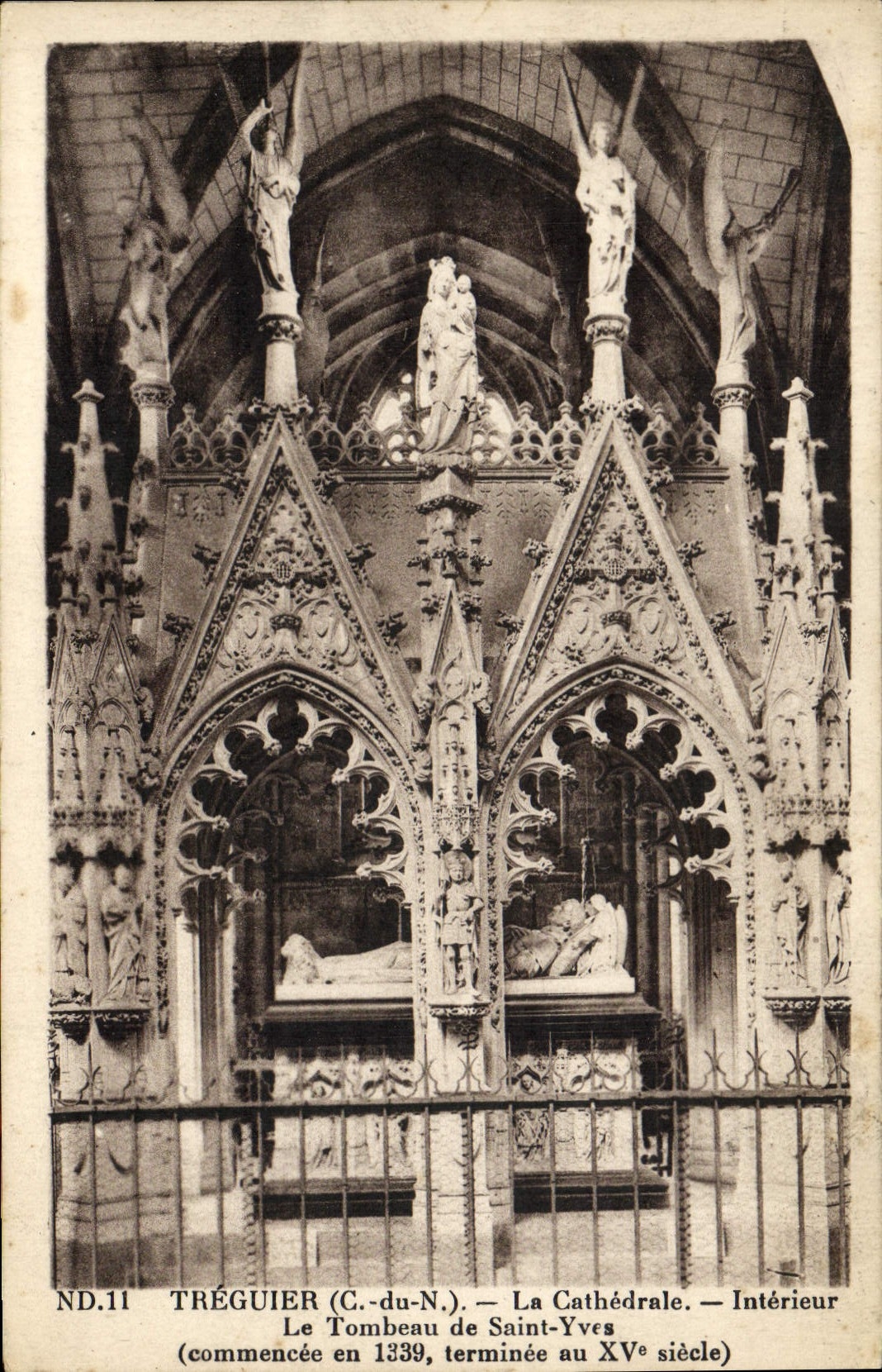 Tréguier (C.-du-N.) — La Cathédrale — Intérieur — Le Tombeau de Saint-Yves (commencé en 1339, terminé au XVᵉ siècle)
