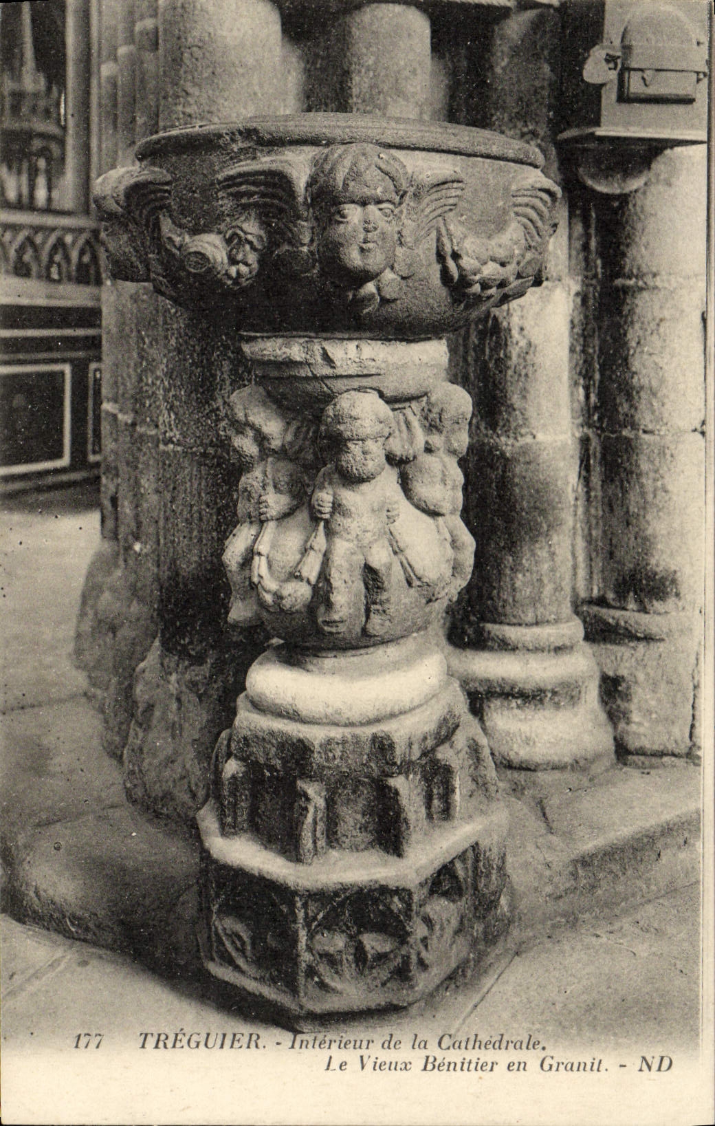 Tréguier — Intérieur de la Cathédrale. Le Vieux Bénitier en Granit — ND