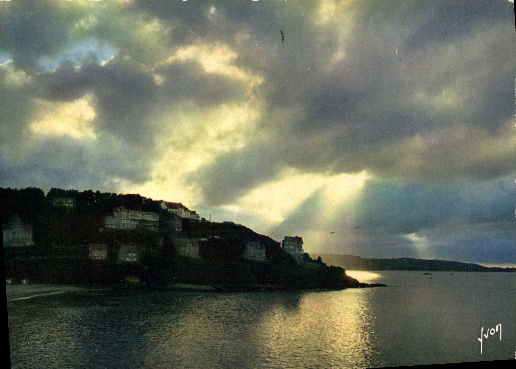 Perros-Guirec (Côtes-du-Nord) — Effet de contre-jour sur la Côte de Granit — Éditions Yvon