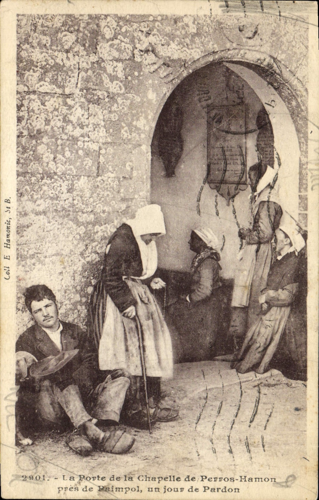 CPA La porte de la chapelle de Perros Hamon pres de Paimpol un jour de parddon Folklore
