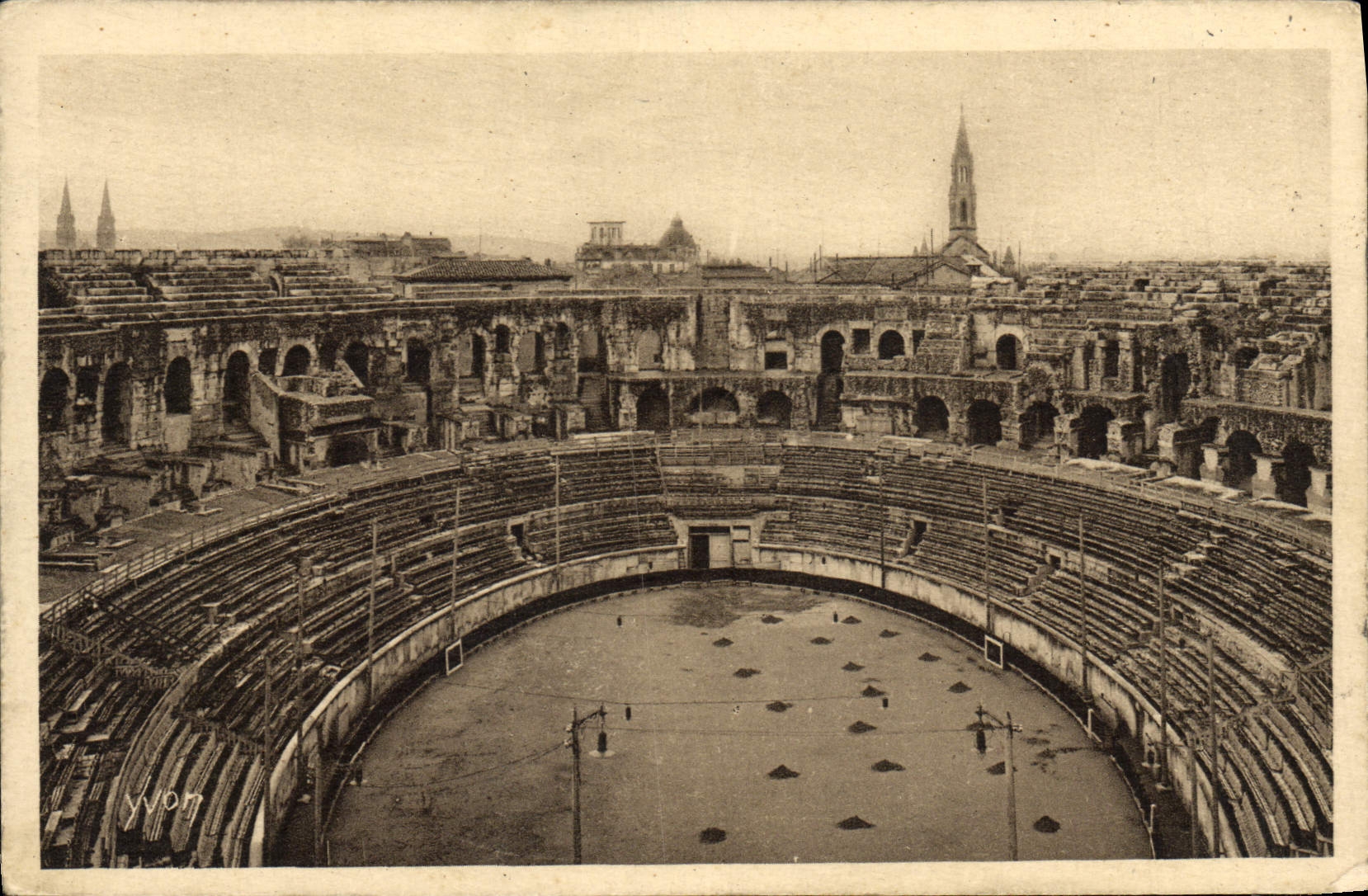 Nîmes — L'intérieur des Arènes — Yvon