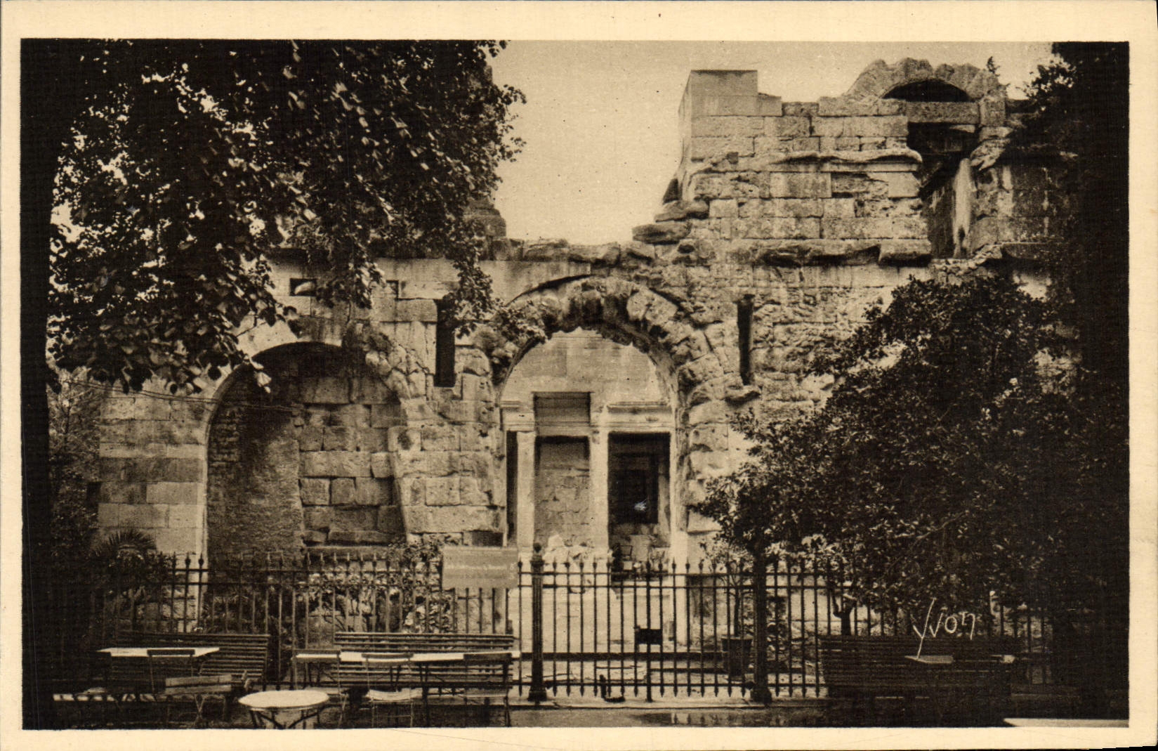Nîmes (Gard) — Jardin de la Fontaine, Temple de Diane — Éditions d'Art Yvon, Paris