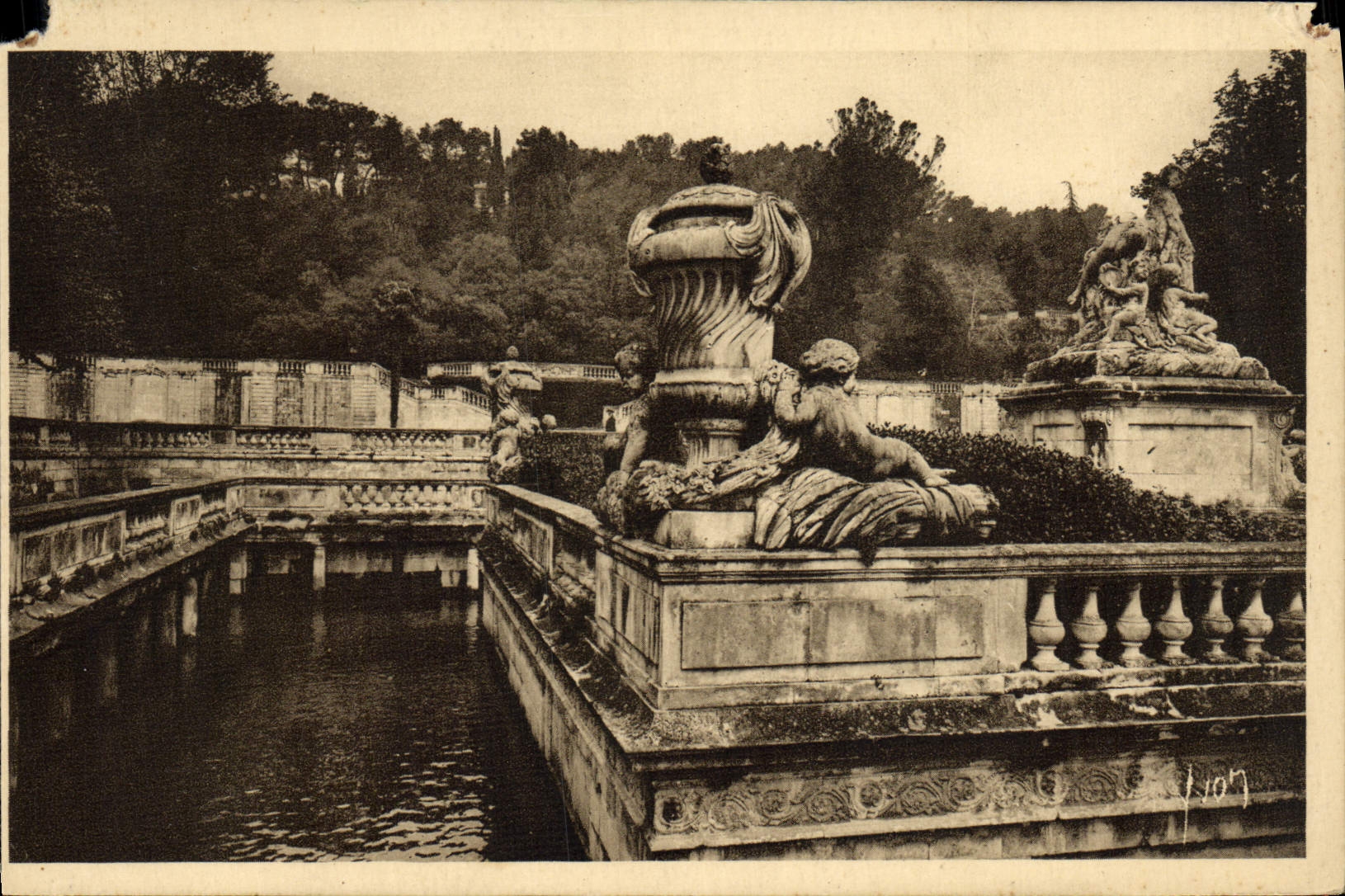 CPA Nimes Jardin de la Fontaine Les Bains Romains