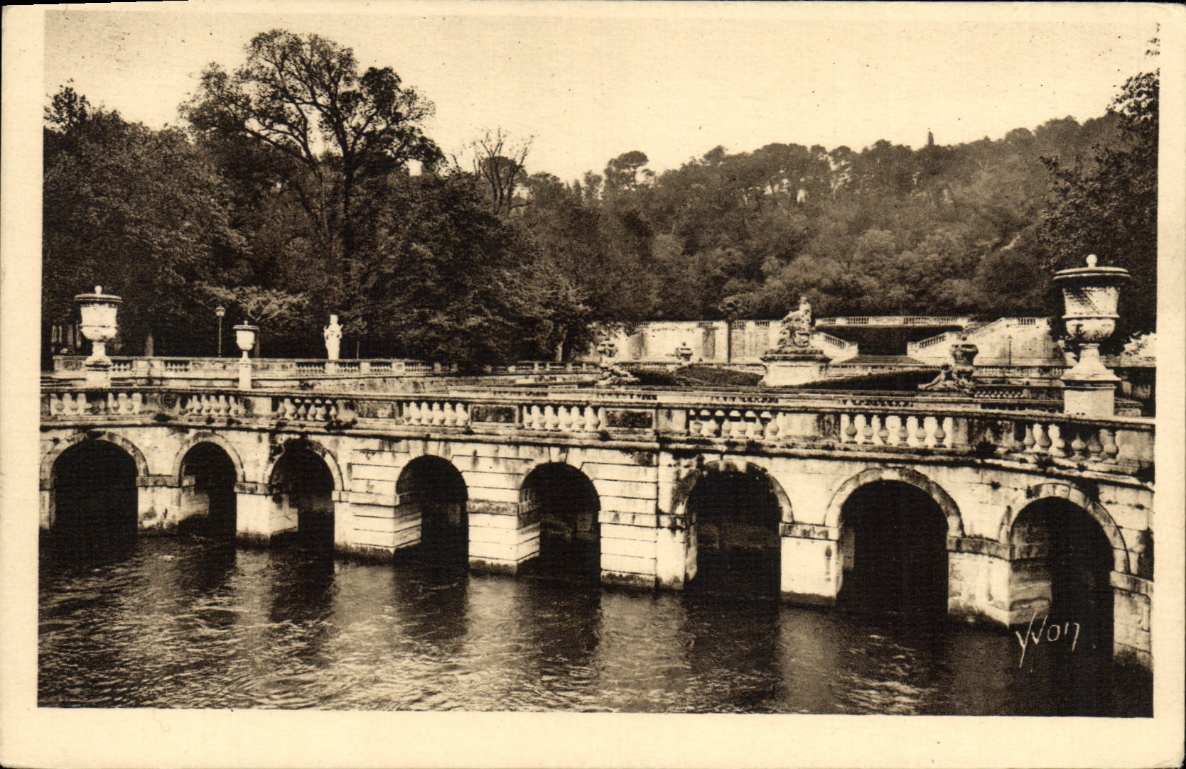 Les Bains Romains — Nîmes (Gard) — Éditions d'Art YVON