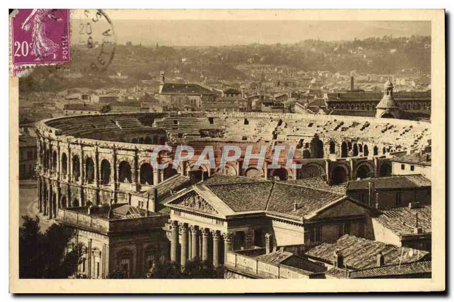 CPA La Douce France Nimes Les Arenes