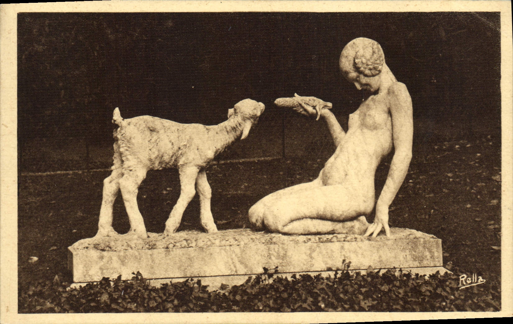 La jeune fille au chevreau — Nîmes (Gard), Jardins de la Fontaine — Marcel Courbier, sculpteur-statuaire