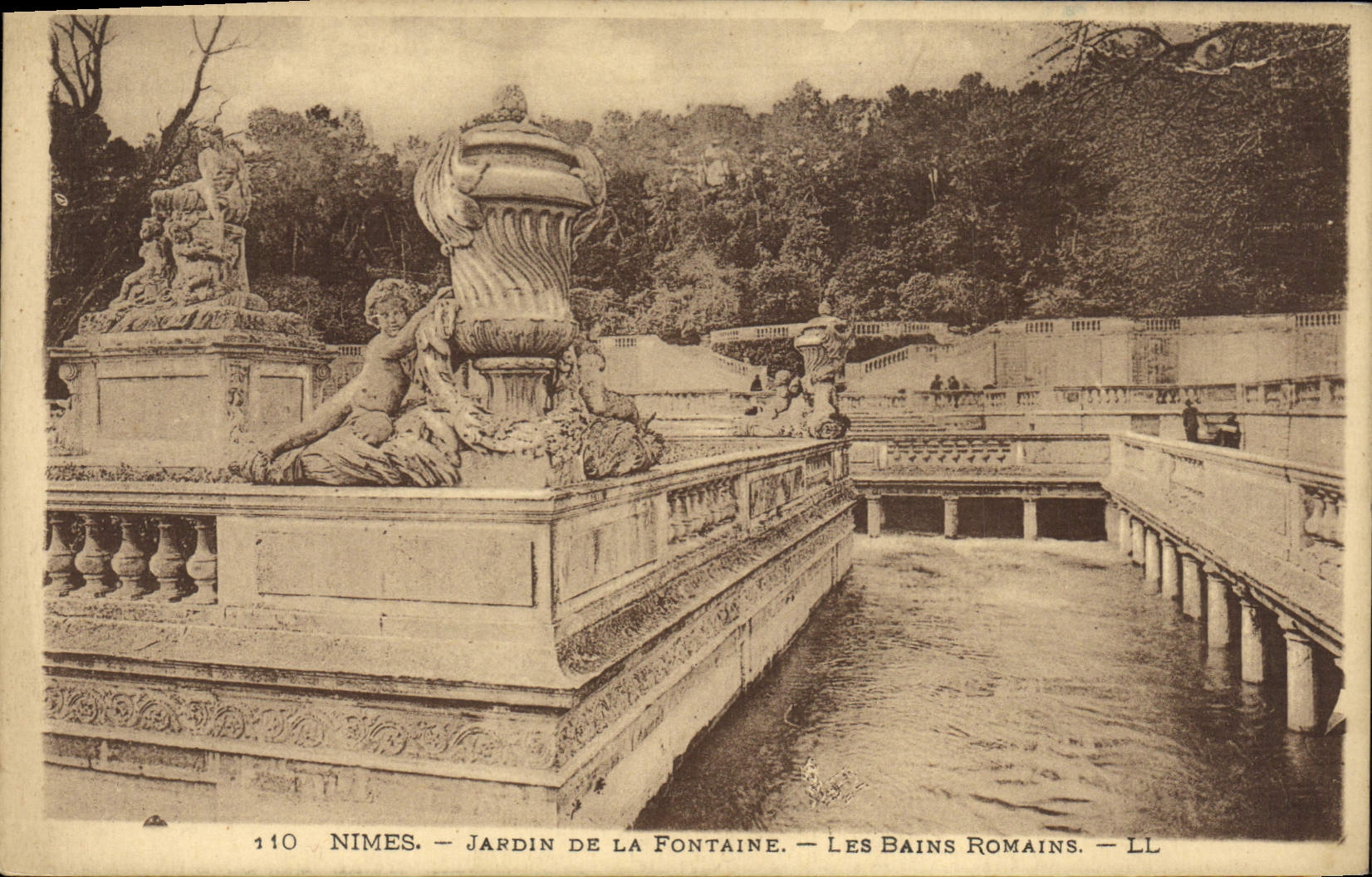 Nîmes — Jardin de la Fontaine — Die römischen Bäder — LL