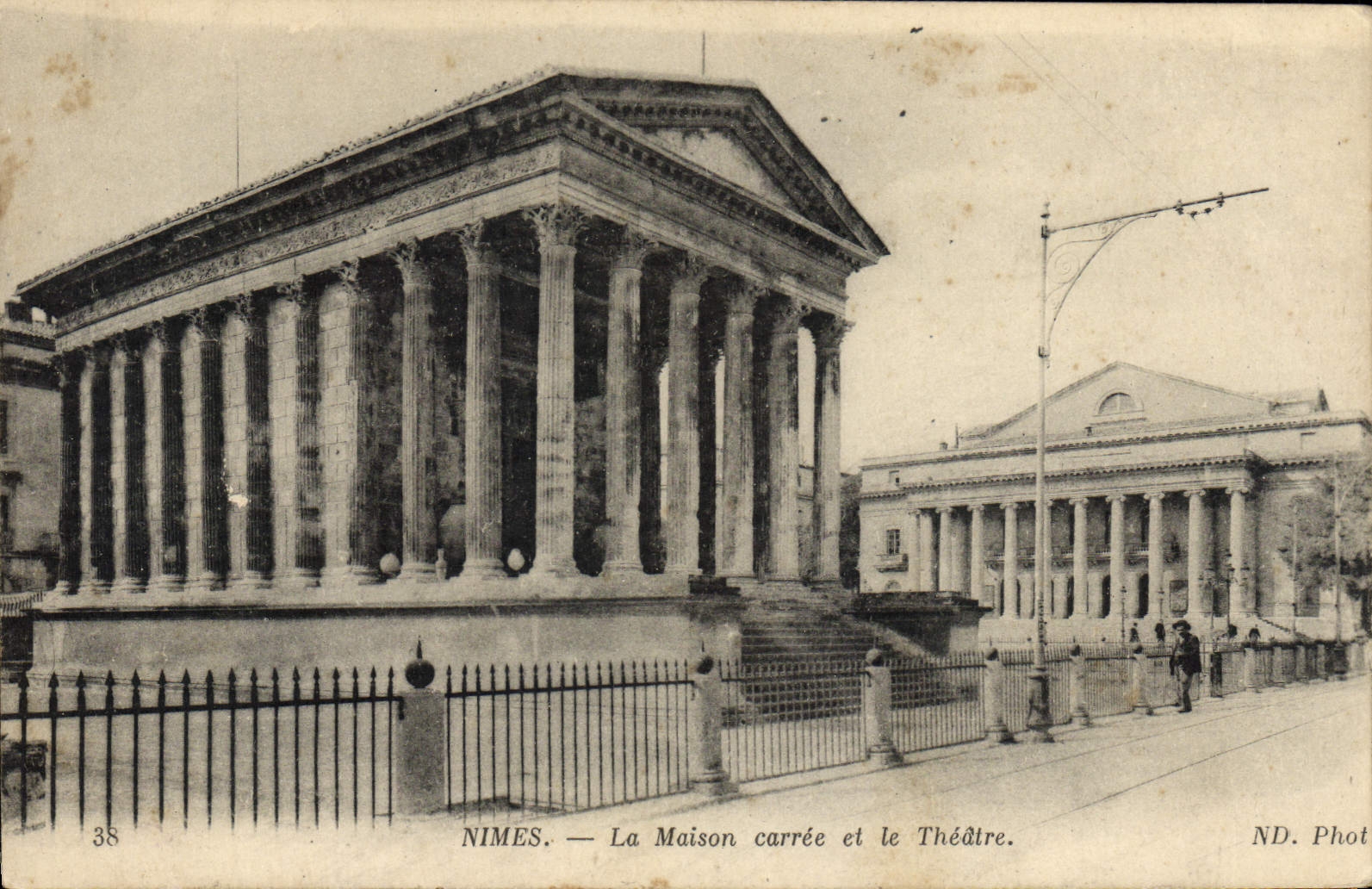 Nîmes — La Maison carrée et le Théâtre — ND. Phot.