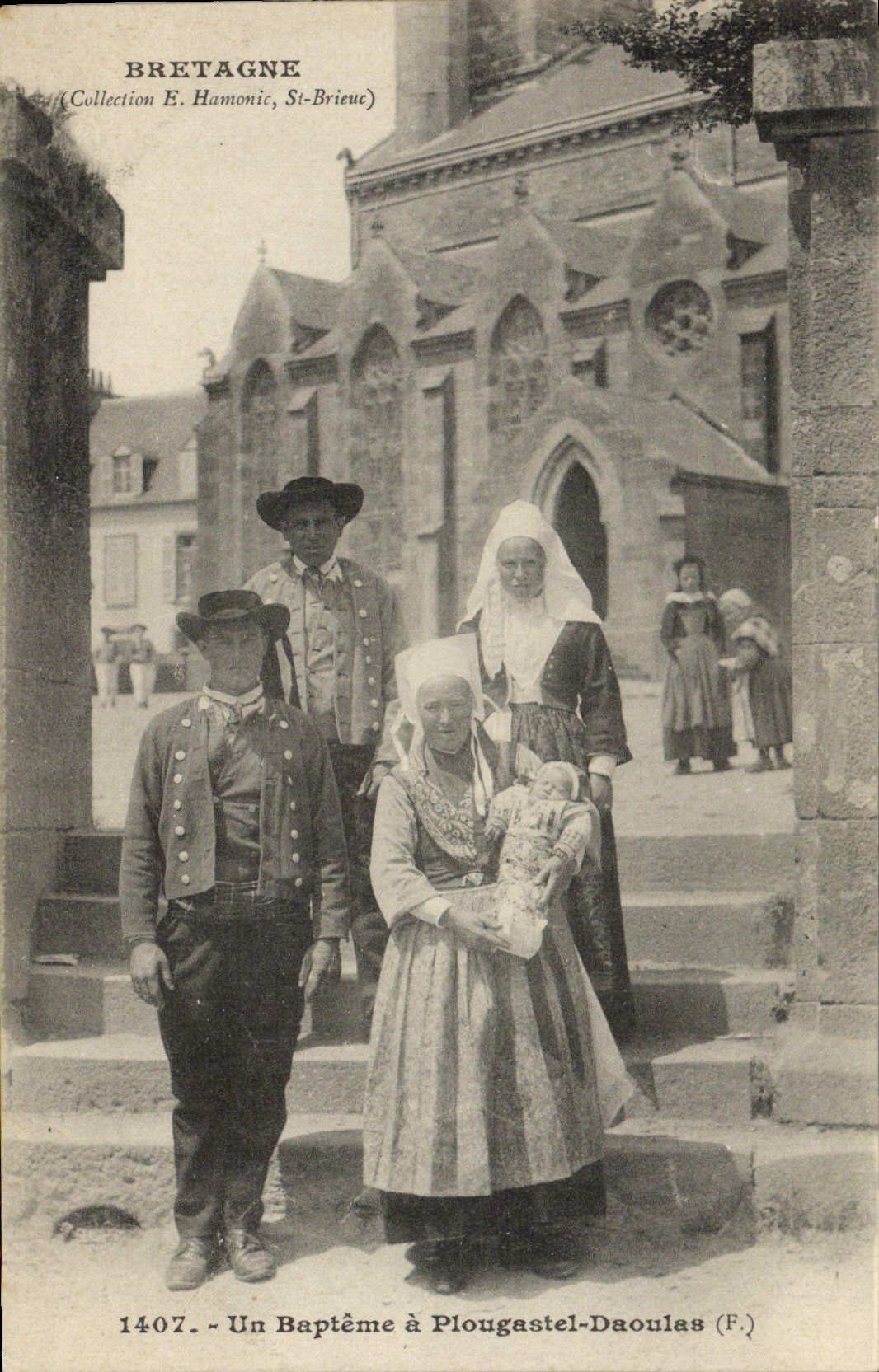CPA Bretagne un Bapteme A Plougastel Daoulas Folklore