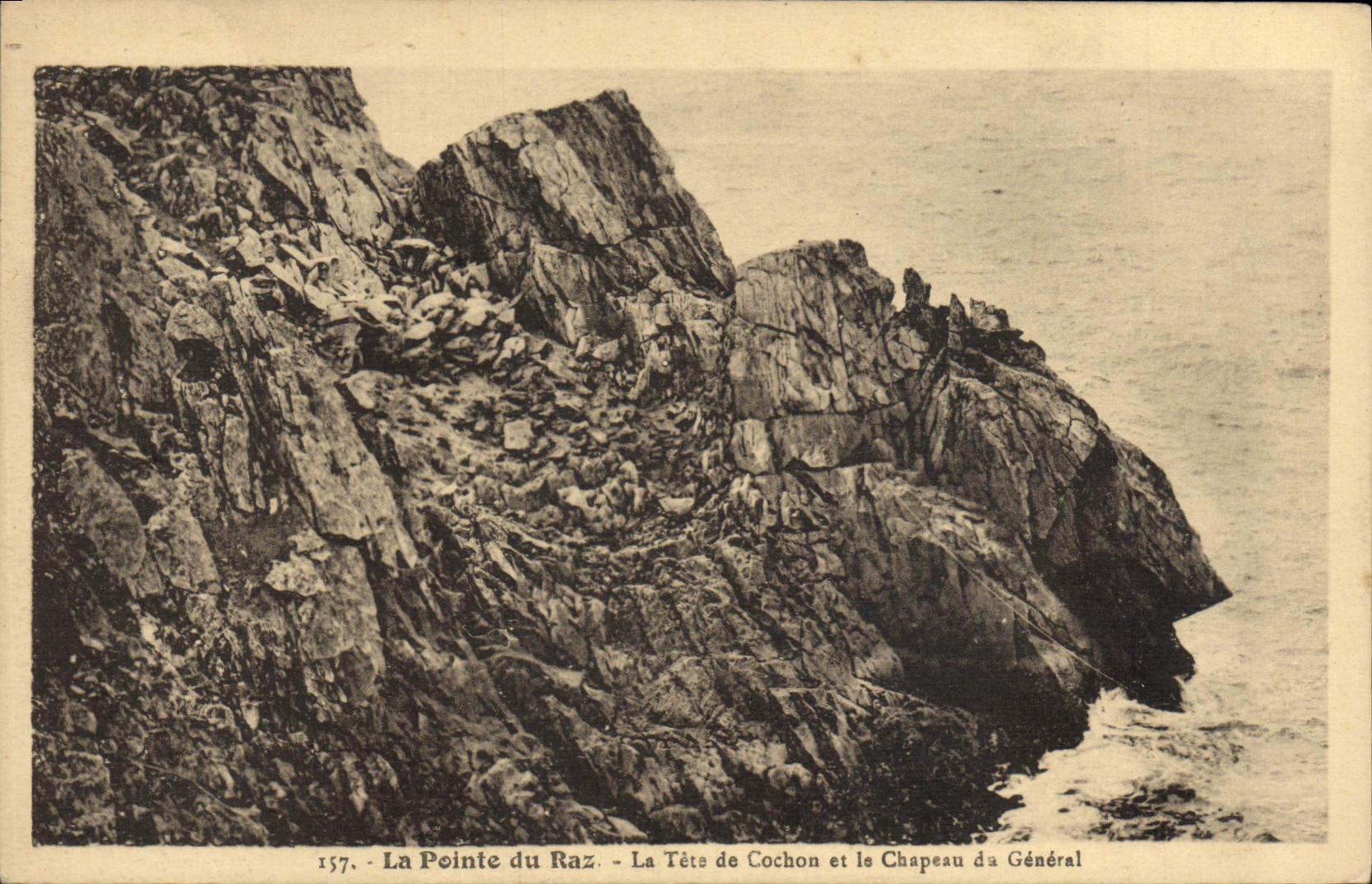CPA La Pointe Du Raz La Tete De Cochon Et Le Chapeau Da General