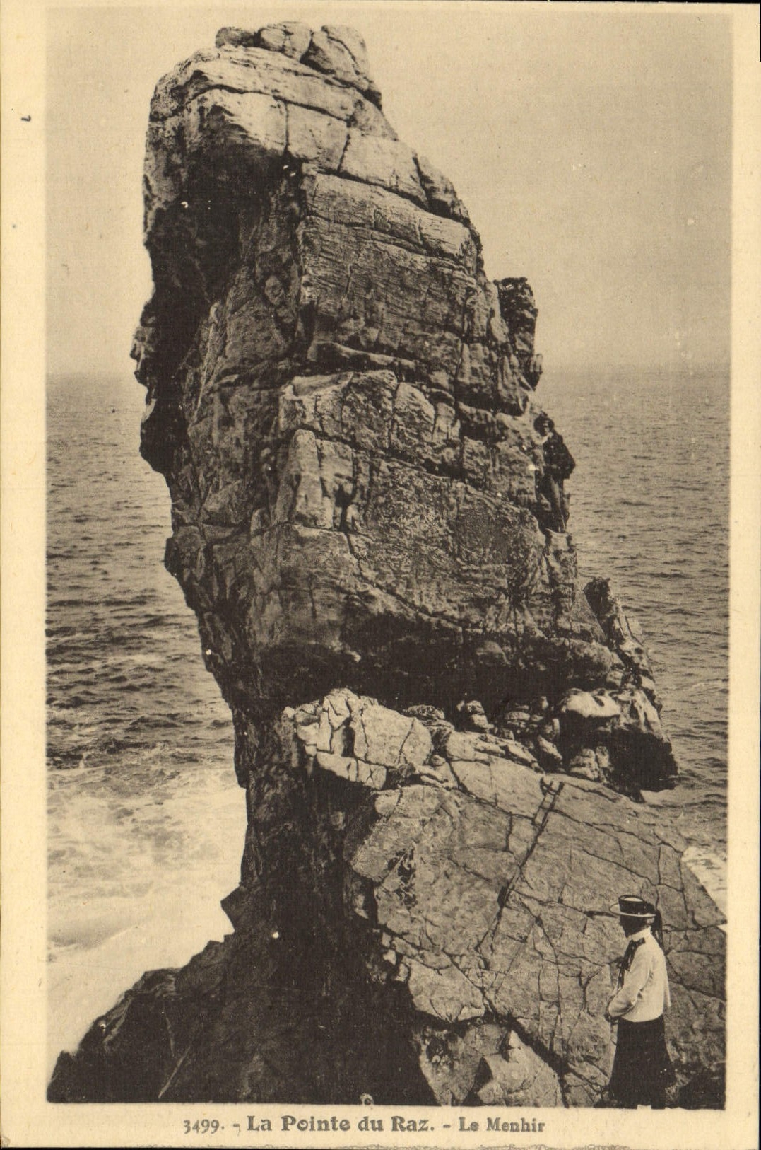 CPA La Pointe Du Raz Le Menhir