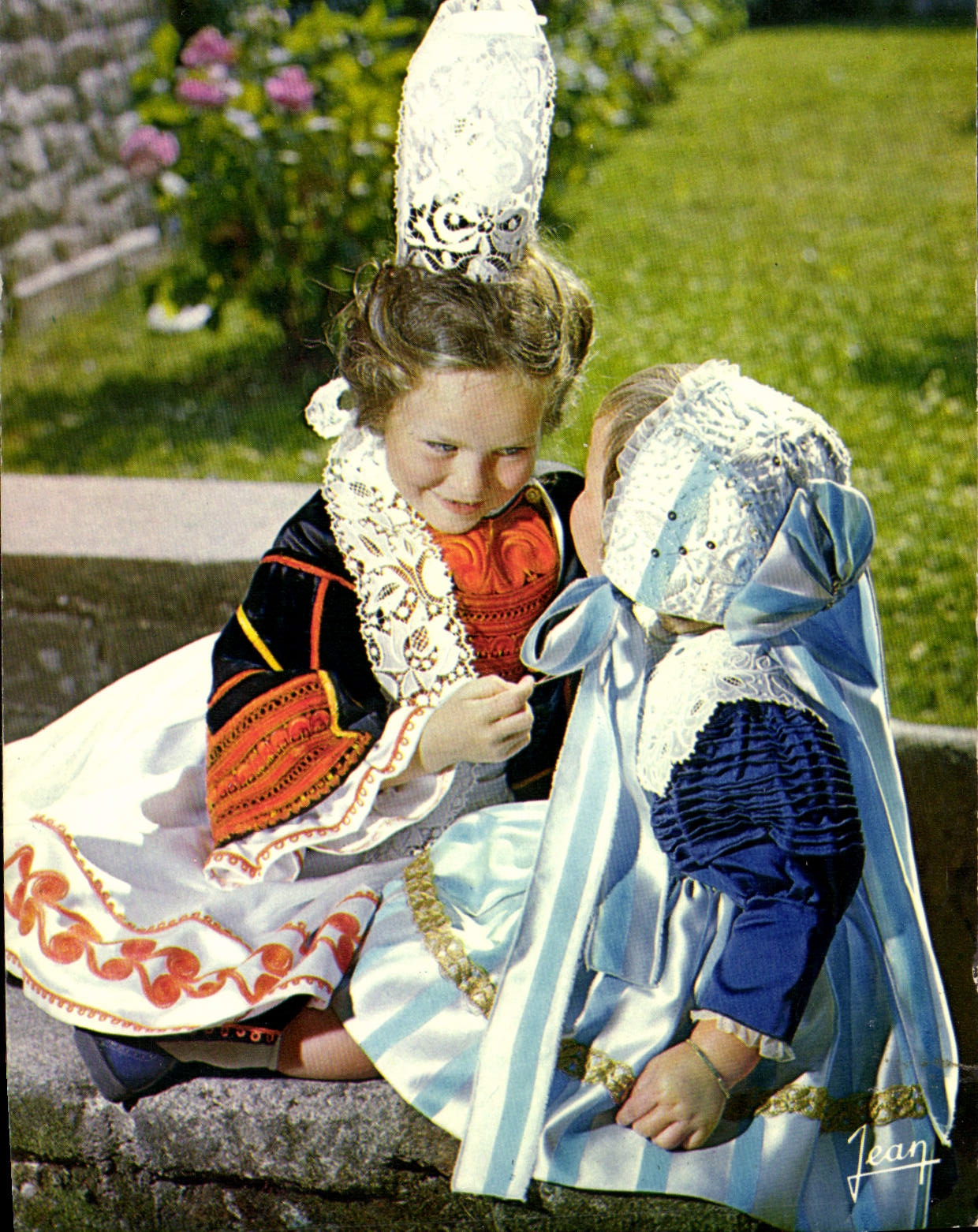 Deux enfants en costumes traditionnels — Bretagne, pays bigouden — Éditions Leh (n° 22 935)