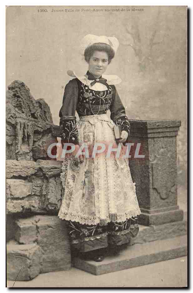 CPA Jonne Fille de Pont Aven sortant de la Messe Folklore 