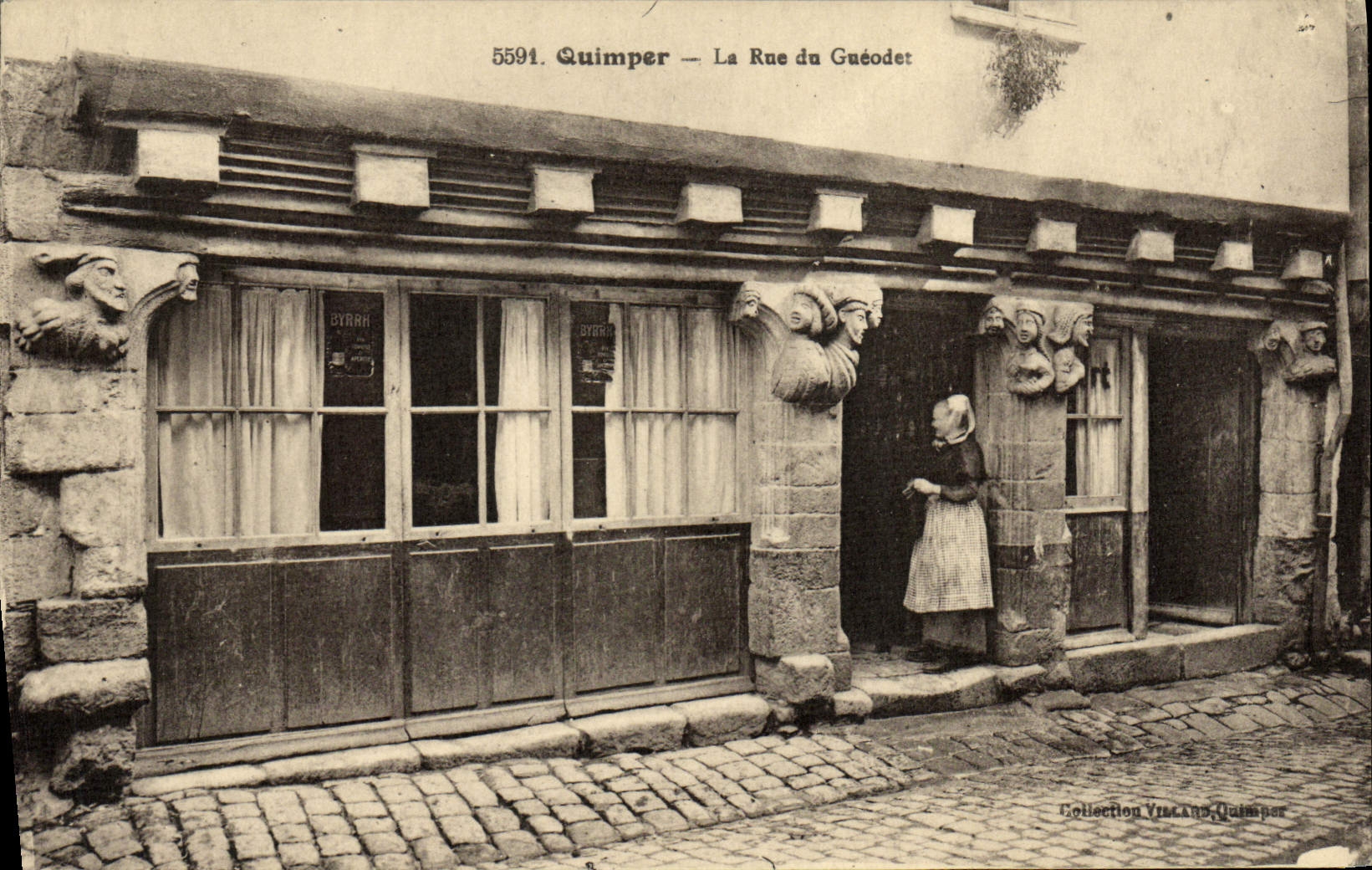 CPA Quimper La Rue du Gueodet Folklore Femme
