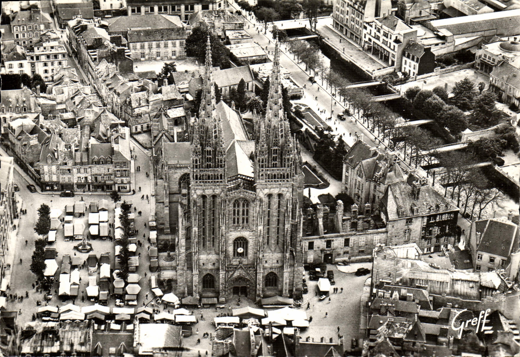 CPM En Bretange Quimper Vue aerienne de la Cathedrale et de la riviere I'Odet