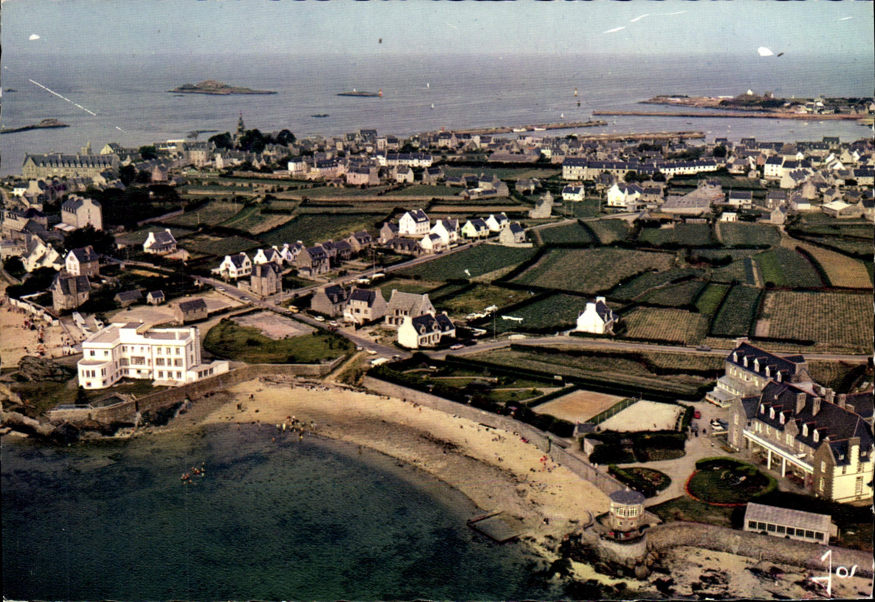 CPM Roscoff La Plage et l'Institut Marin de Rockroum La maison Saint Luc