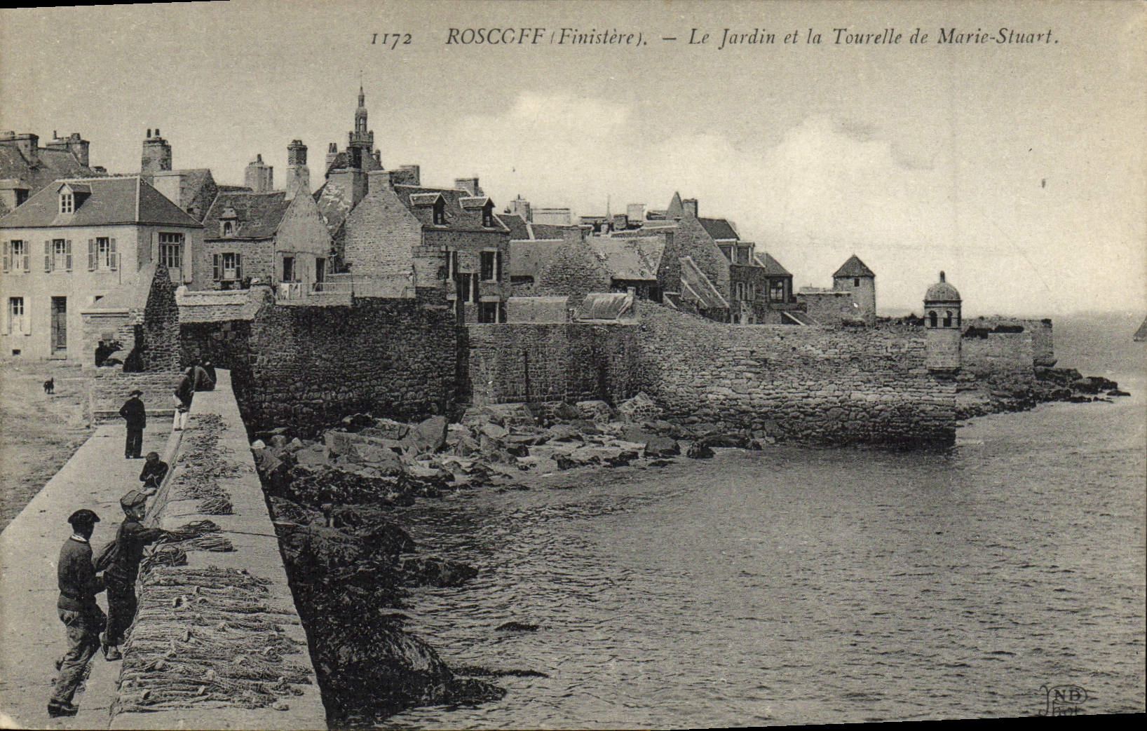 CPA Roscoff Le Jardin et la Tourelle de Marie Stuart Enfants