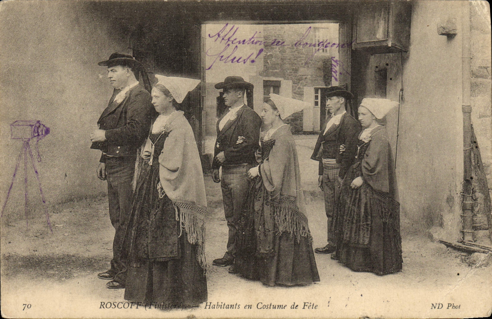 CPA Roscoff Habitants en Costume de Fete Folklore