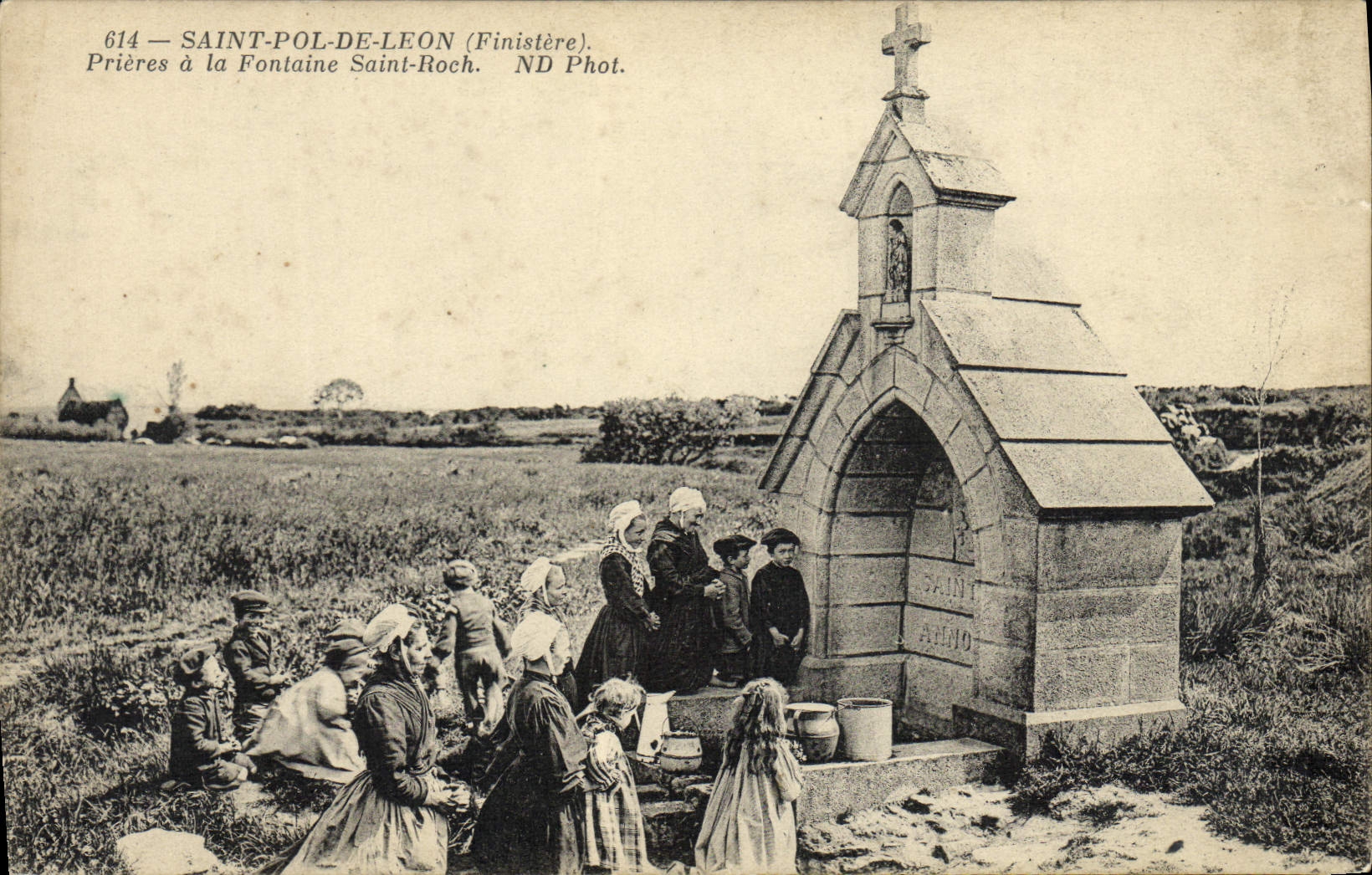 Saint-Pol-de-Léon (Finistère) — Oraciones en la Fuente de San Roque — ND Fot.
