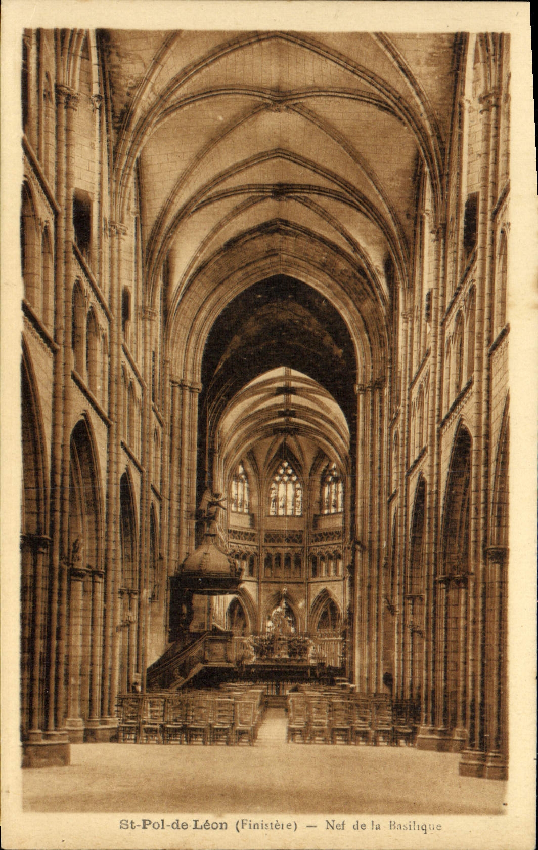 CPA Saint Pol De Leon Nef de la Basilique