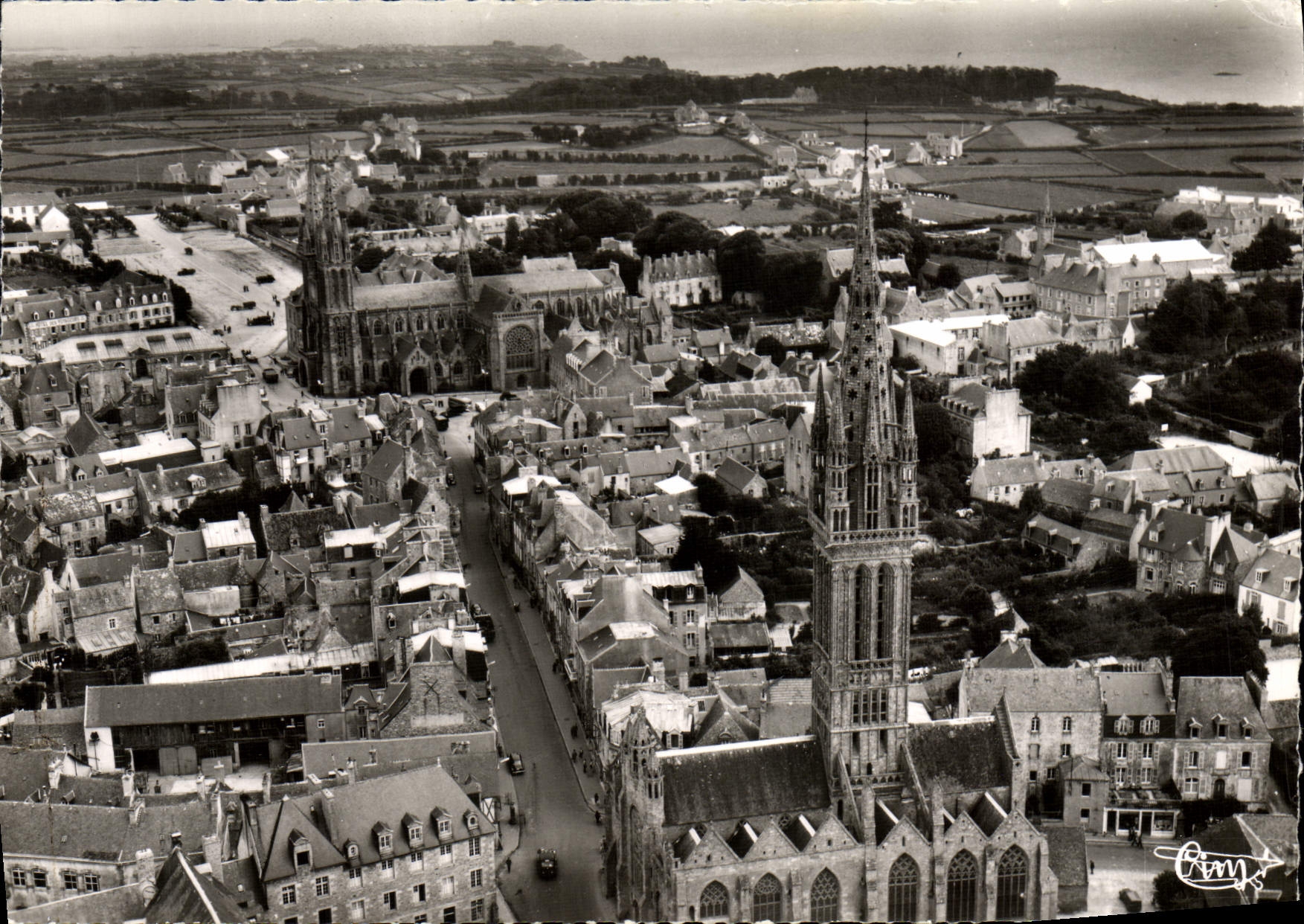 CPM Saint Pol De Leon Vue Aerienne de la rue General Leclerc