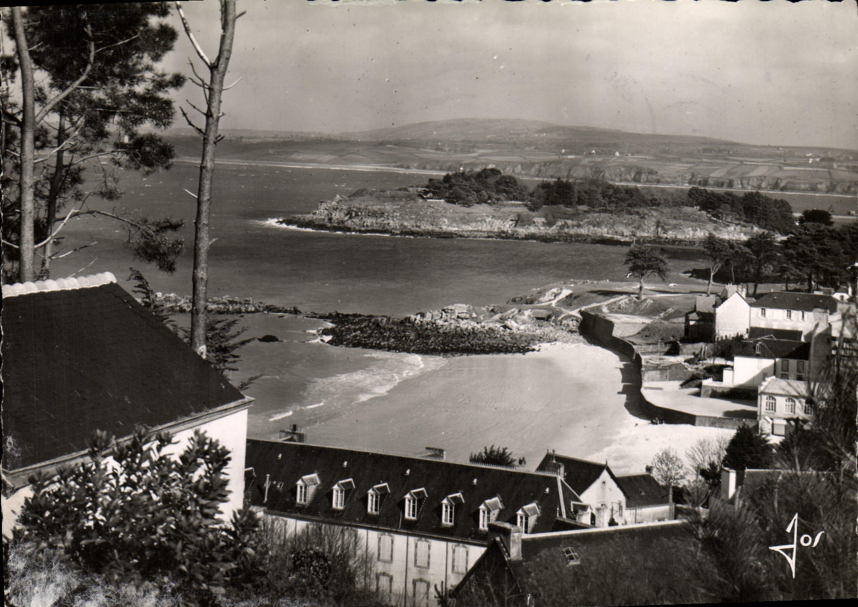 CPM Treboul La belle plage des Sables Blancs L'ile Tristan et le Menez Hom