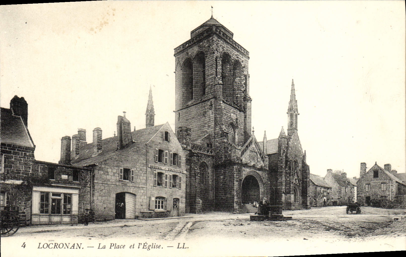 CPA Locronan La Place et L'Eglise