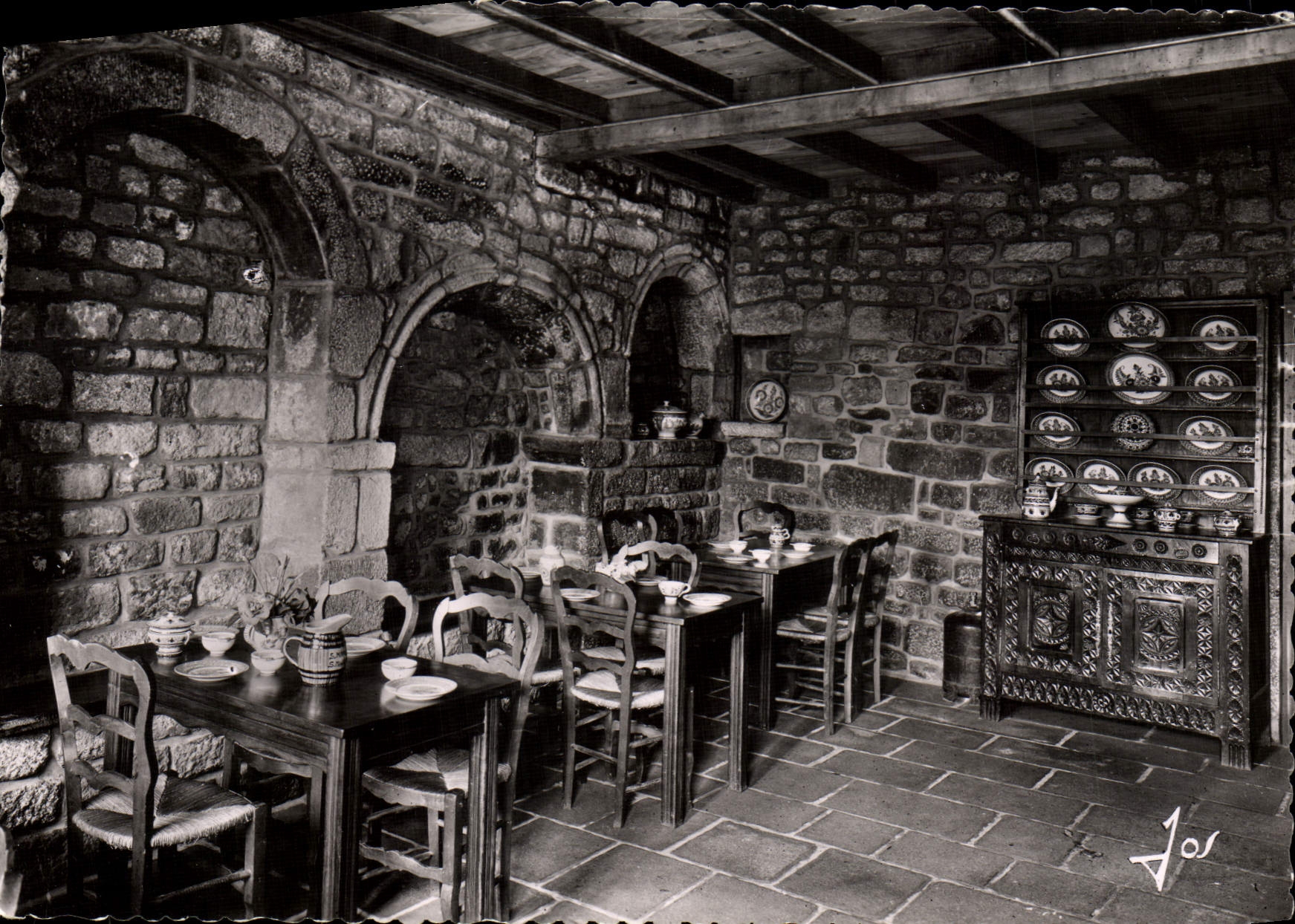 CPM Locronan Creperie Bretonne du bas de la place