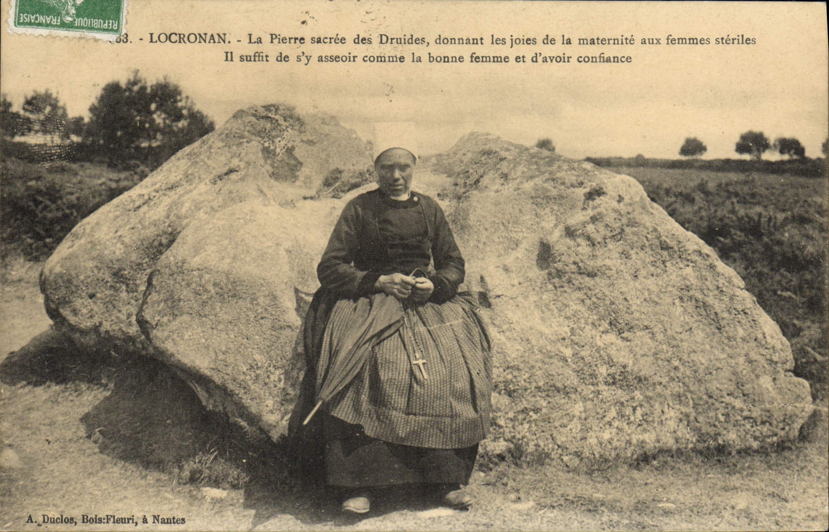 CPA Locronan La Pierre sacree des Druides donnant les joies de la maternite aux femmes steriles Femme Folklore