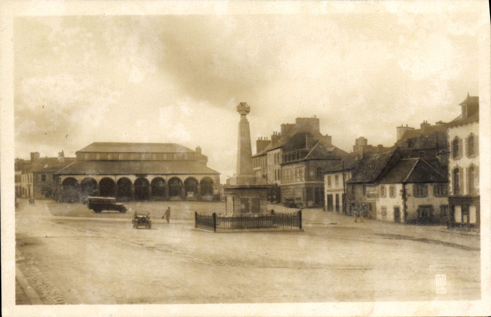 CPA Landivisiau Place de l'Eglise Le Monument aux morts et le Marche couvert